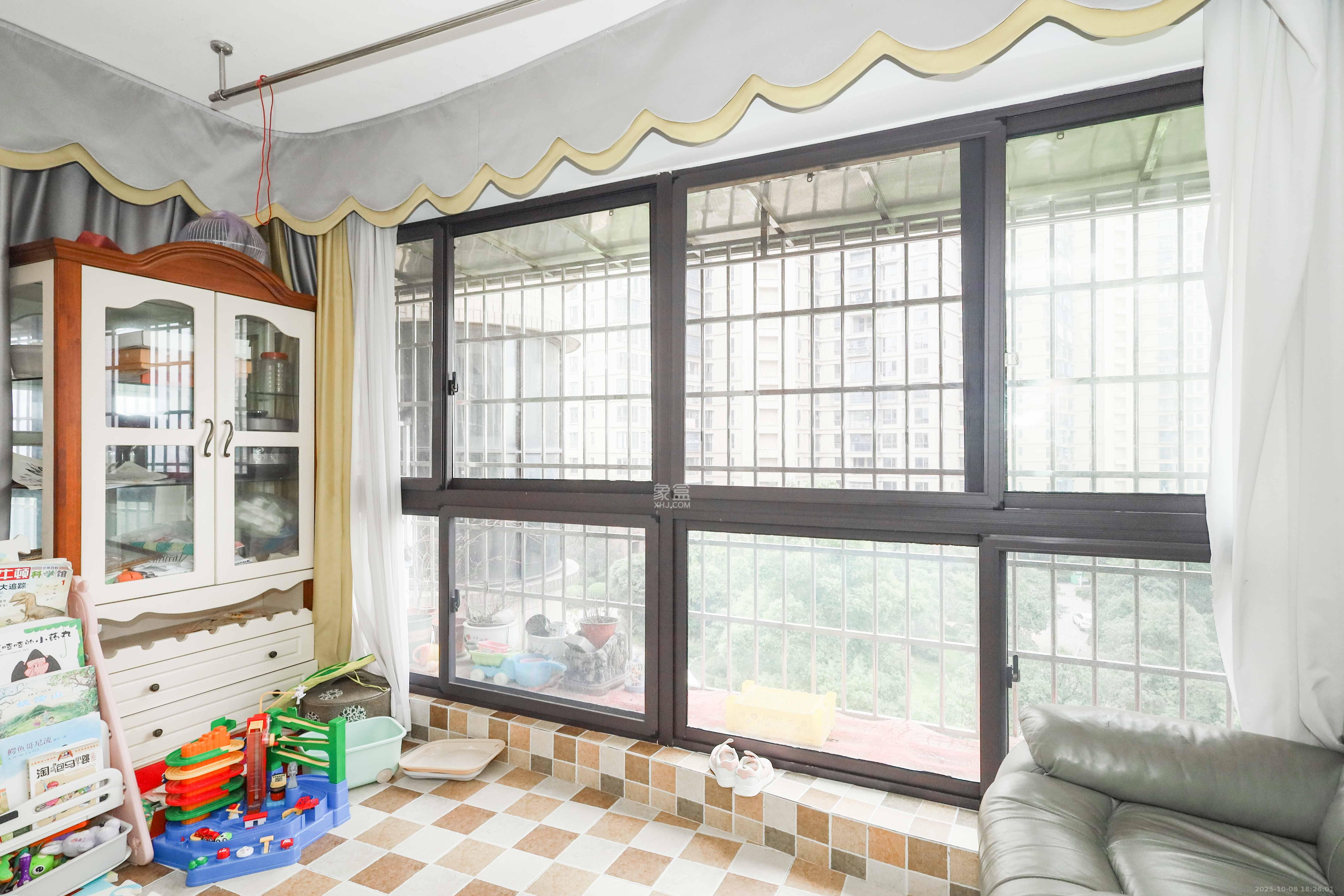 保利麓谷林语D区  4室2厅2卫    128.0万阳台