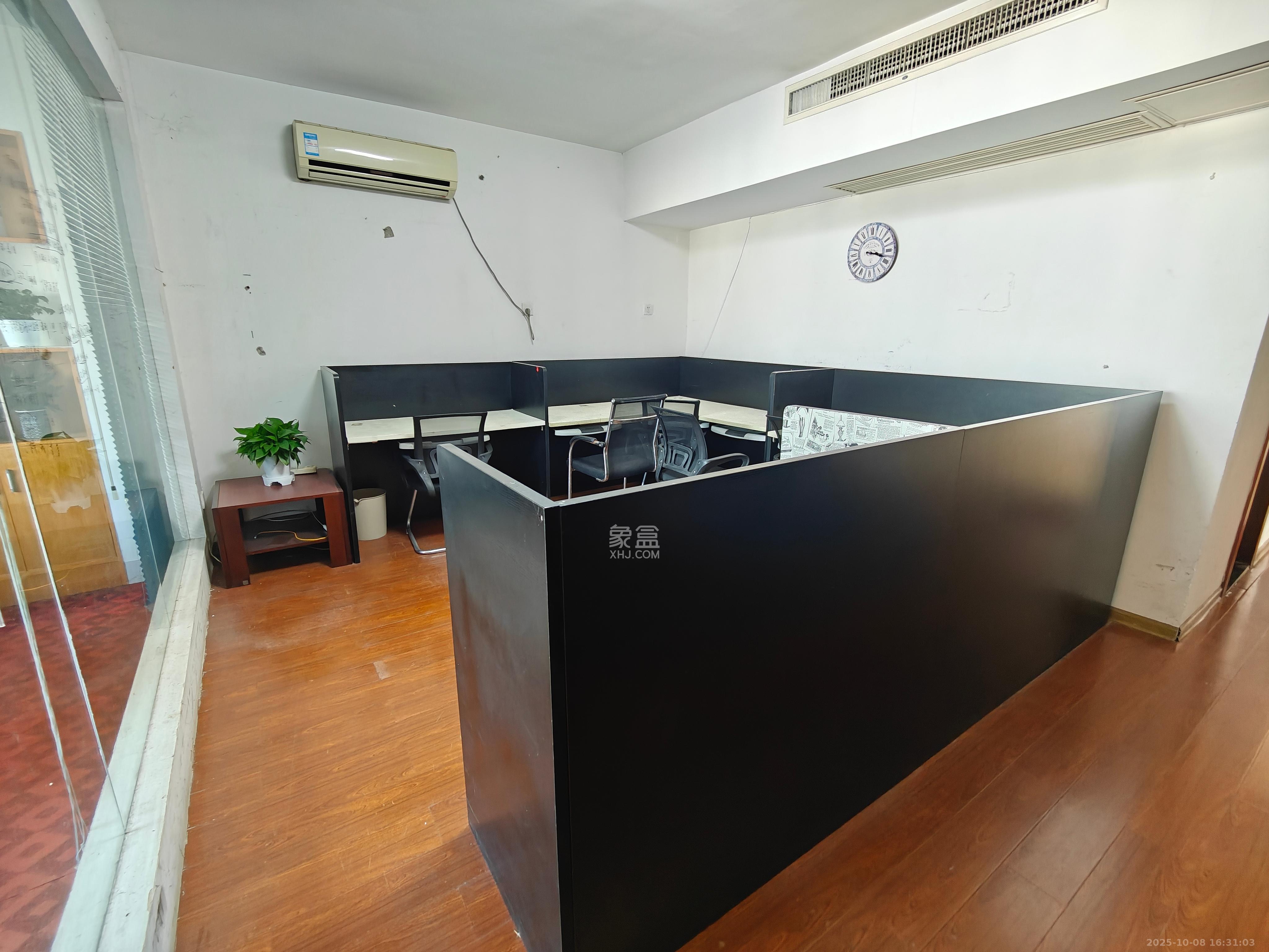 玛依拉山庄 1室1厅1卫 1400.0元/月 玛依拉山庄 1室1厅1卫 1400.0元/月室内图