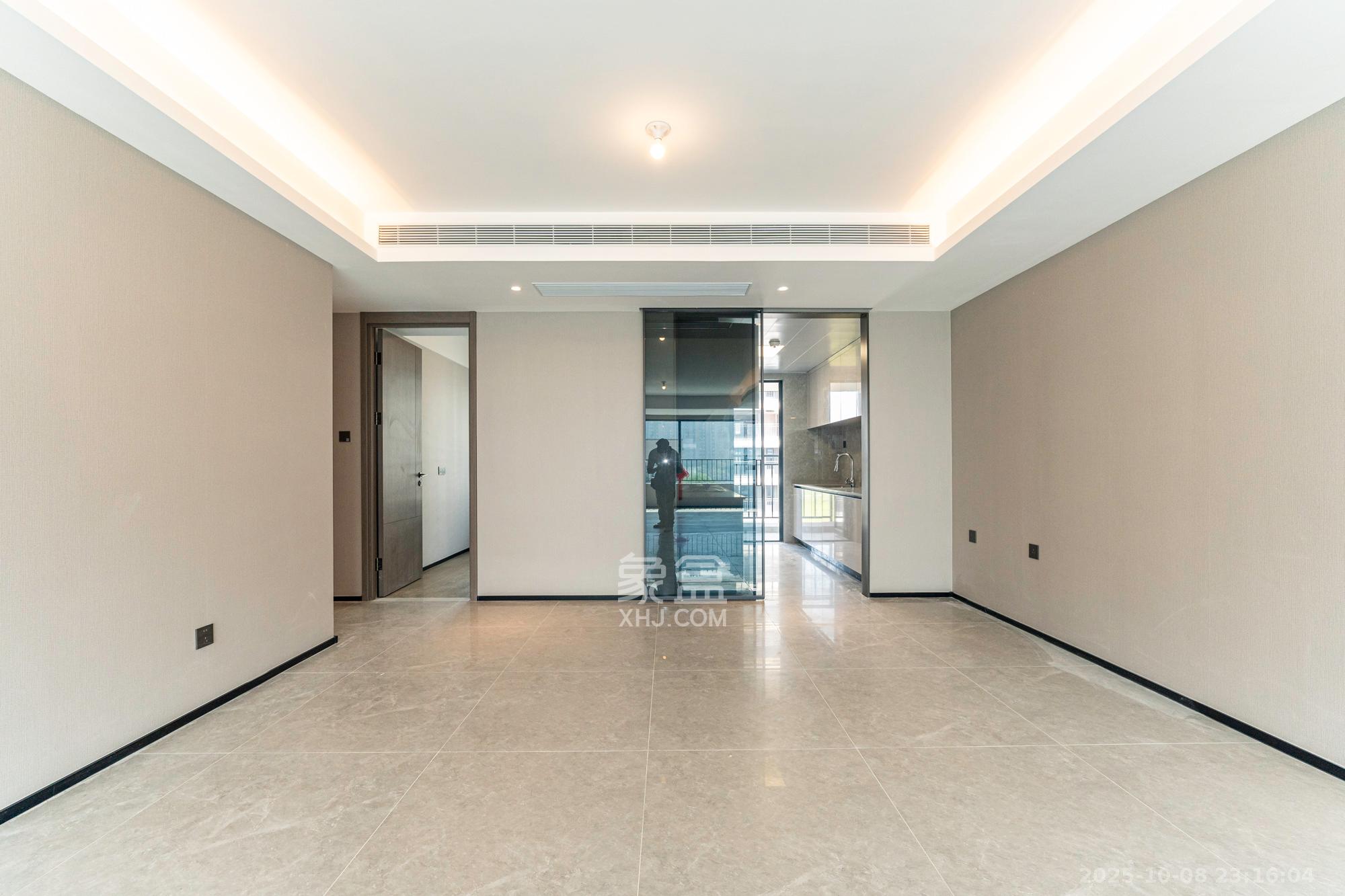 万科松湖天地  4室2厅2卫    196.0万客厅