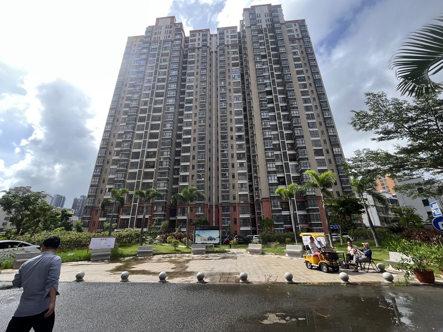 红城湖延长线（别名：滨江华庭）  3室2厅2卫    148.0万客厅