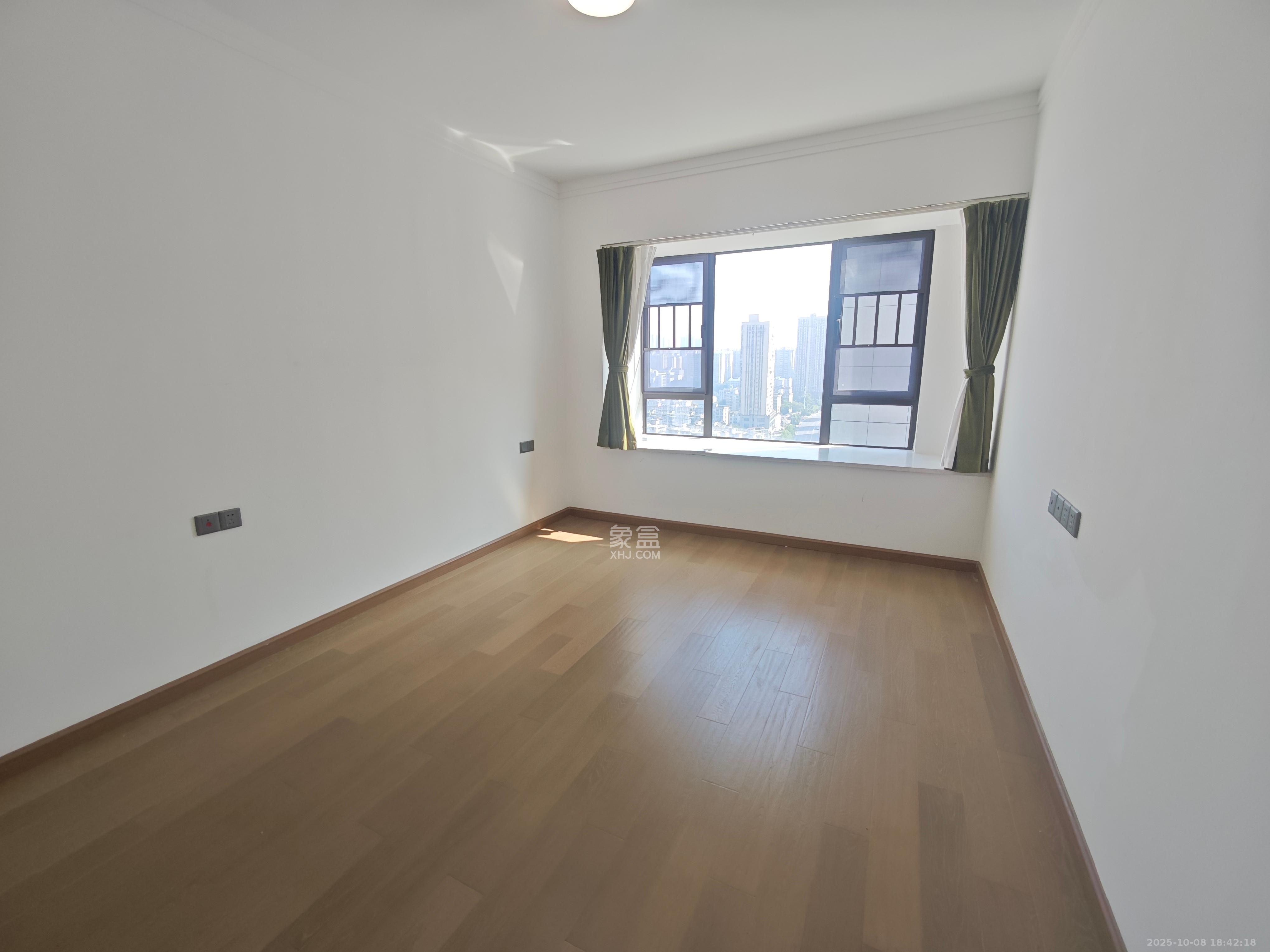 招商华发天汇  4室2厅2卫    4500.0元/月室内图