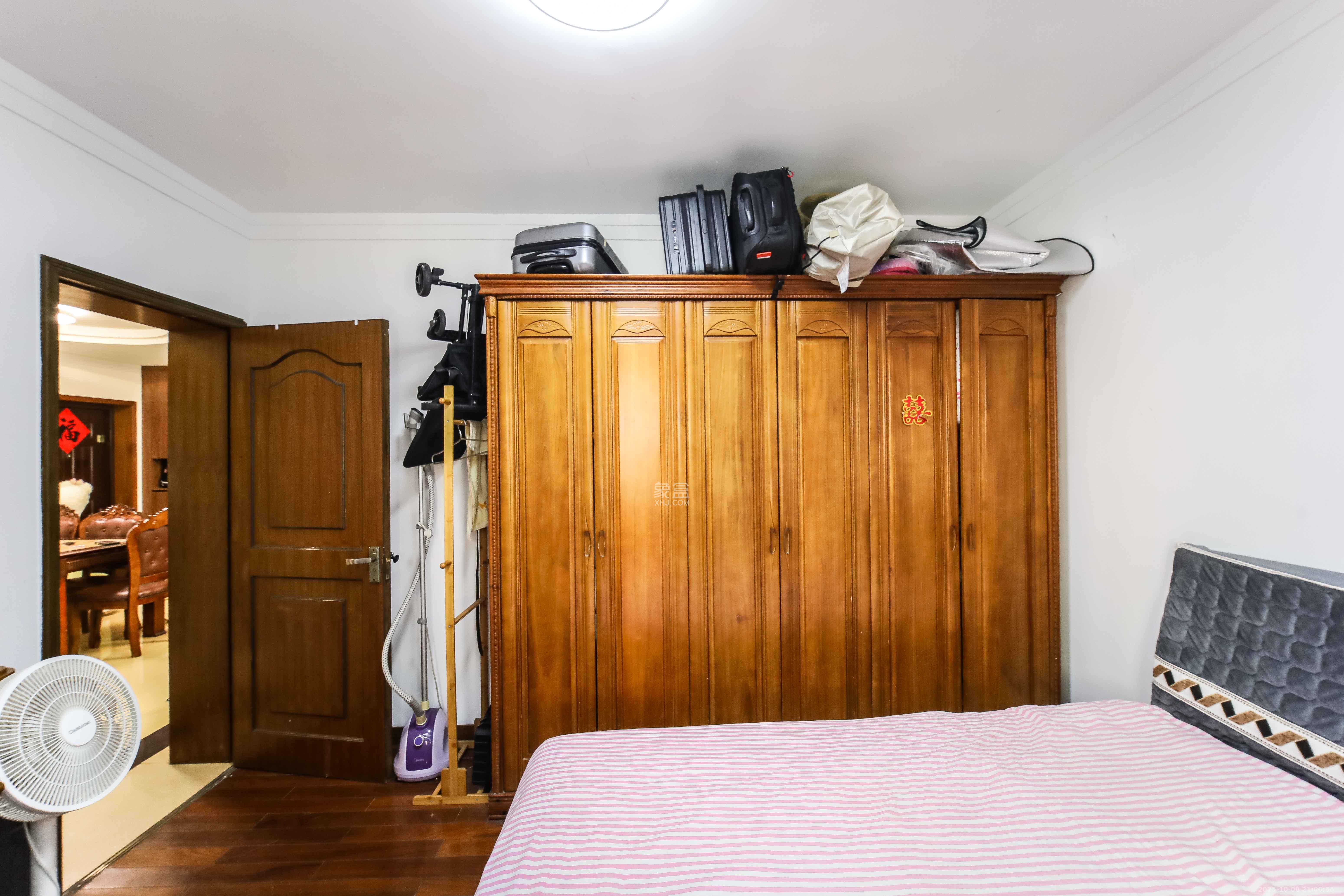 安泰新村  4室2厅2卫    95.0万卧室