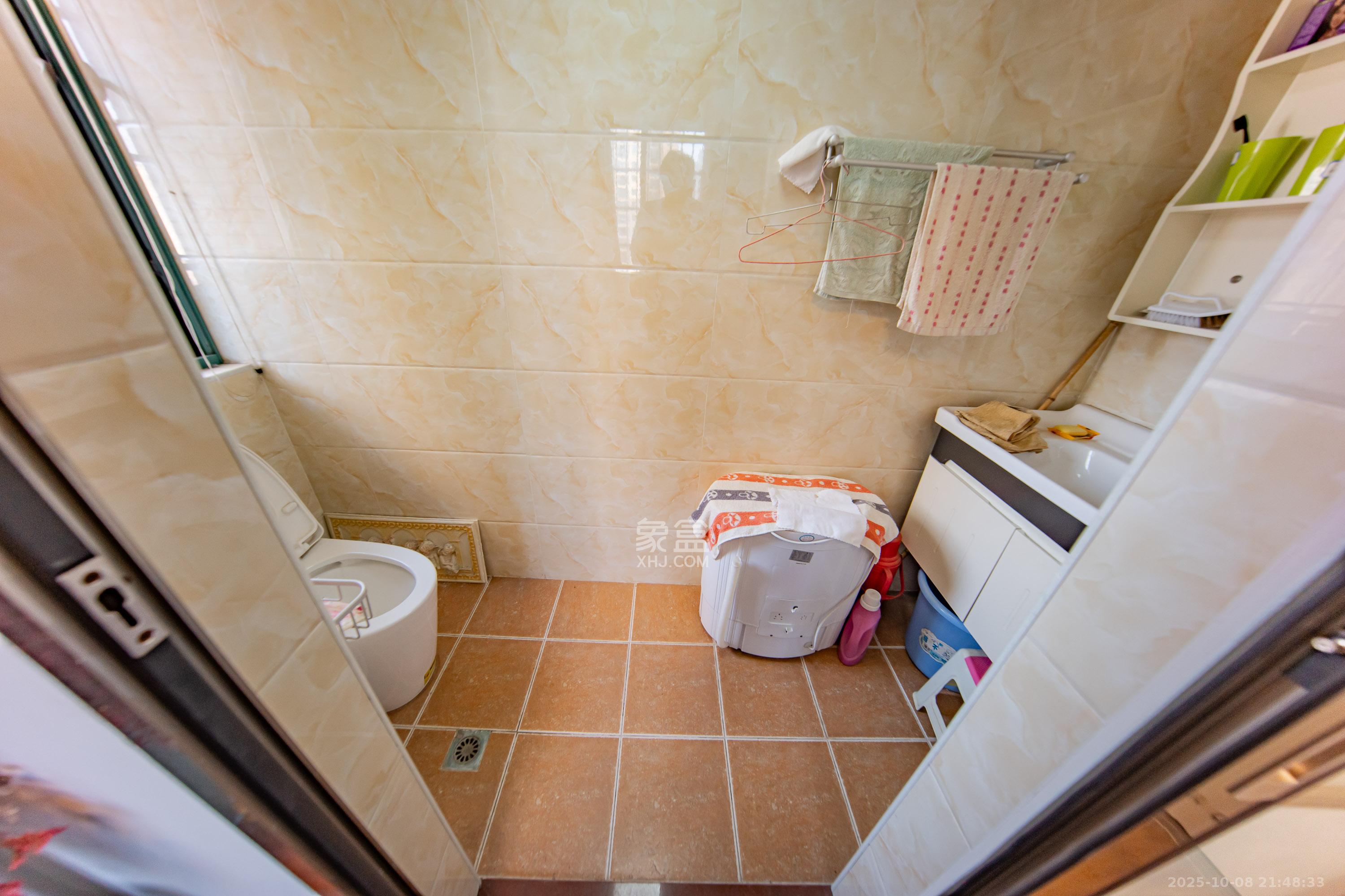 洋湖时代  3室2厅1卫    80.0万卫生间