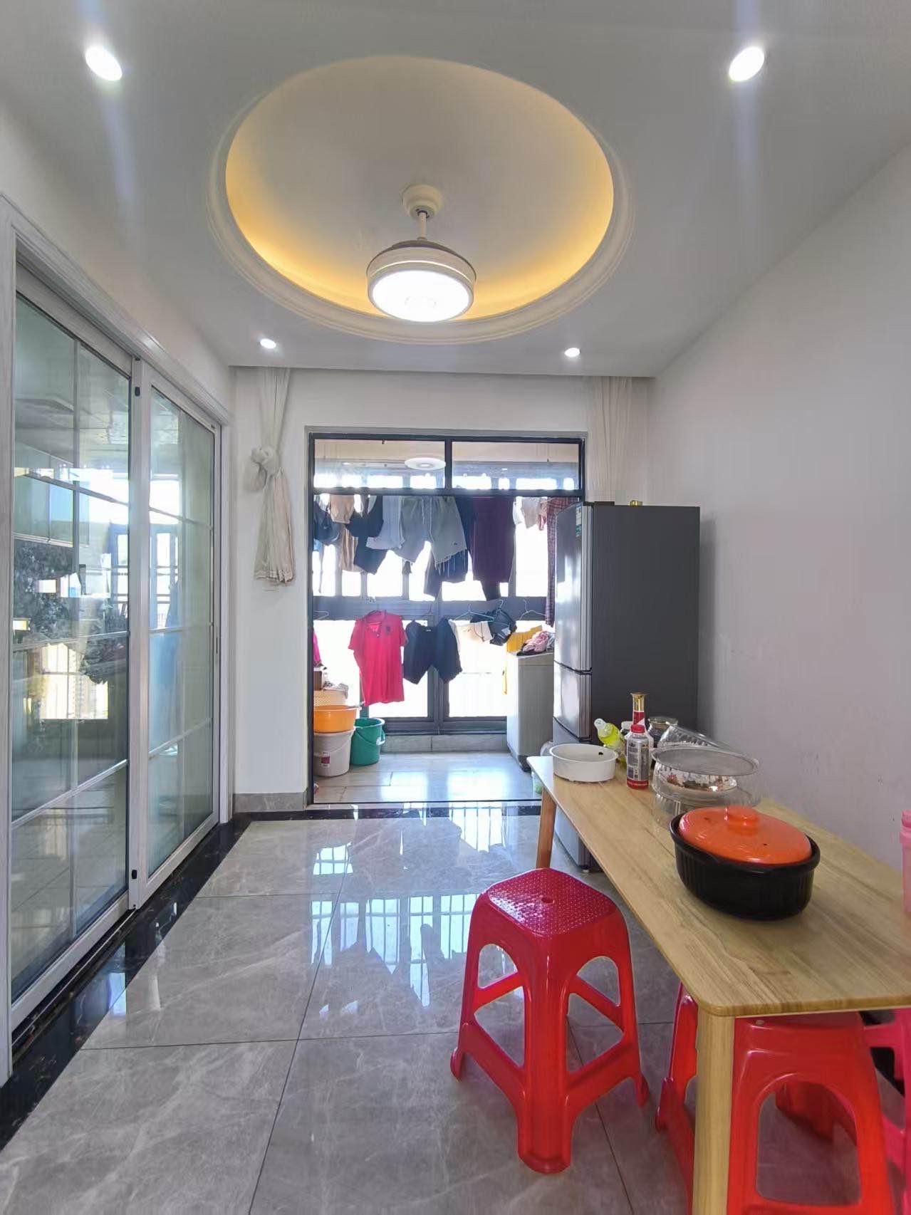 红城湖延长线（别名：滨江华庭）  3室2厅2卫    148.0万客厅