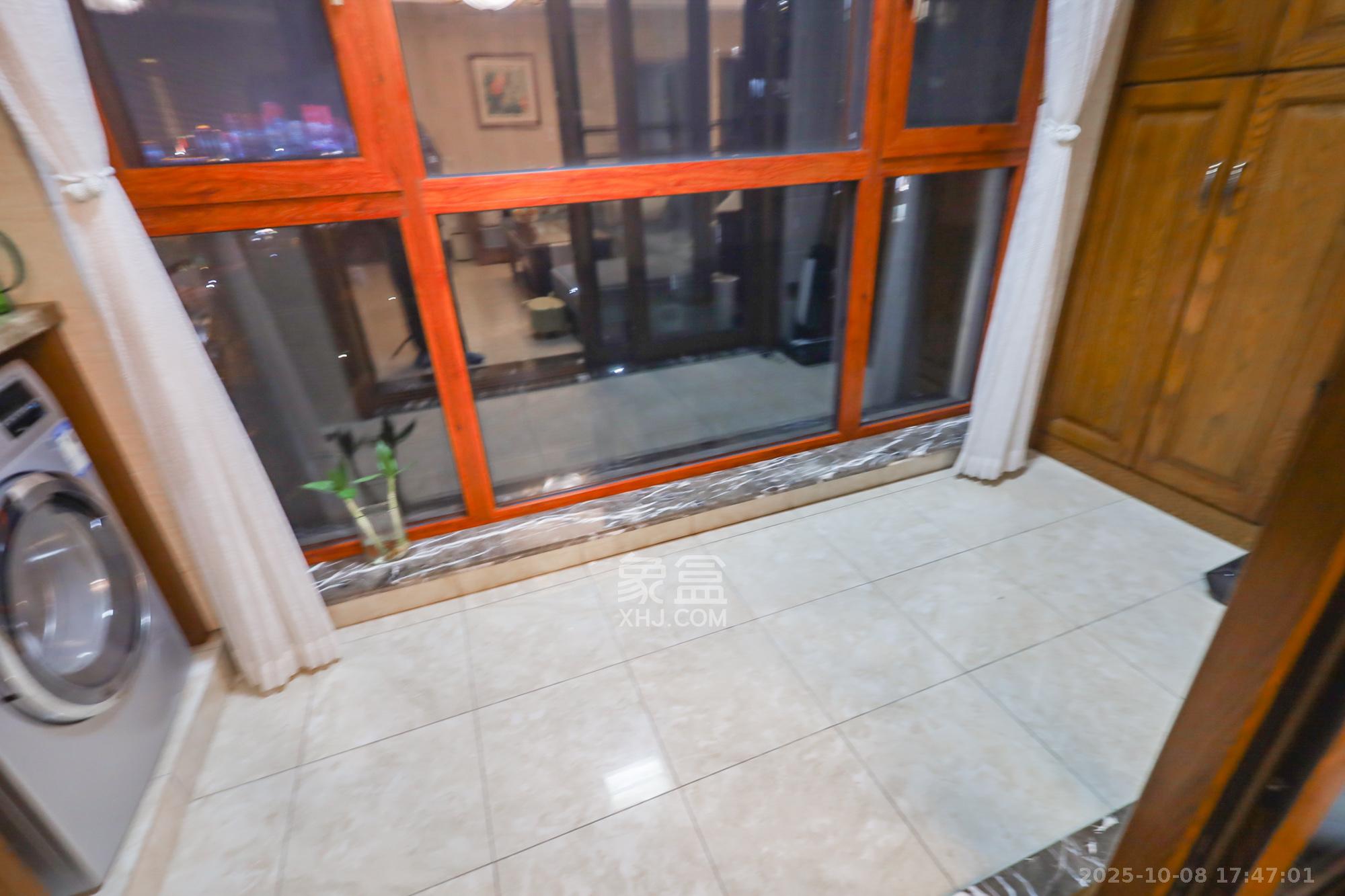 世茂外滩里（世茂铂翠湾三期）  4室2厅2卫    410.0万阳台