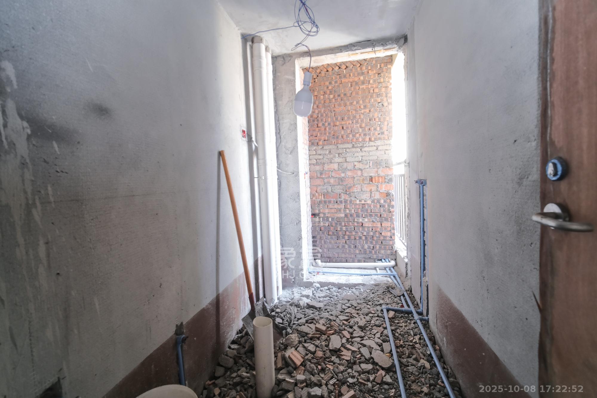 保利香槟国际  3室2厅2卫    70.0万卫生间