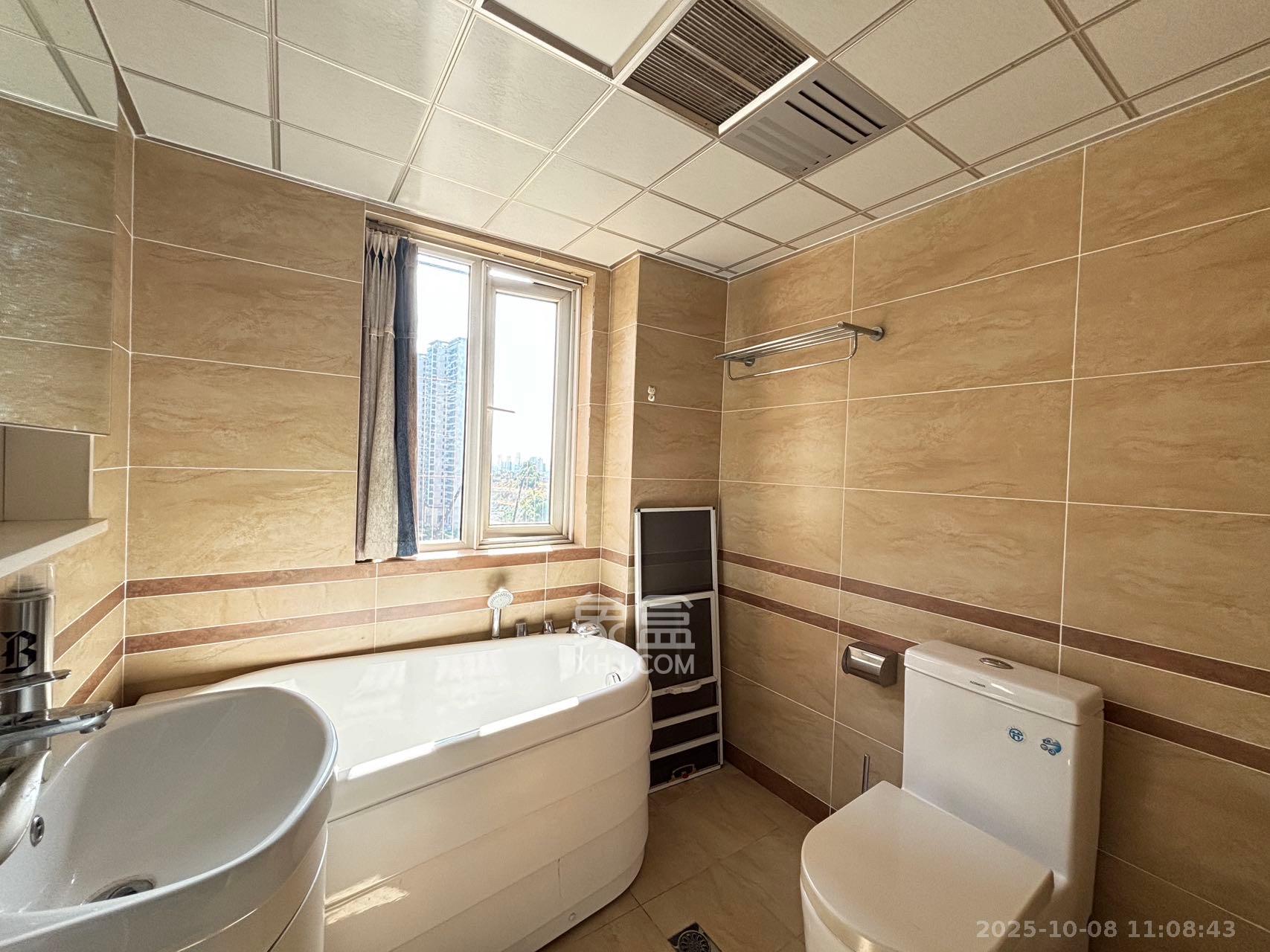 丽发新城 3室2厅2卫 2500.0元/月 丽发新城 3室2厅2卫 2500.0元/月室内图