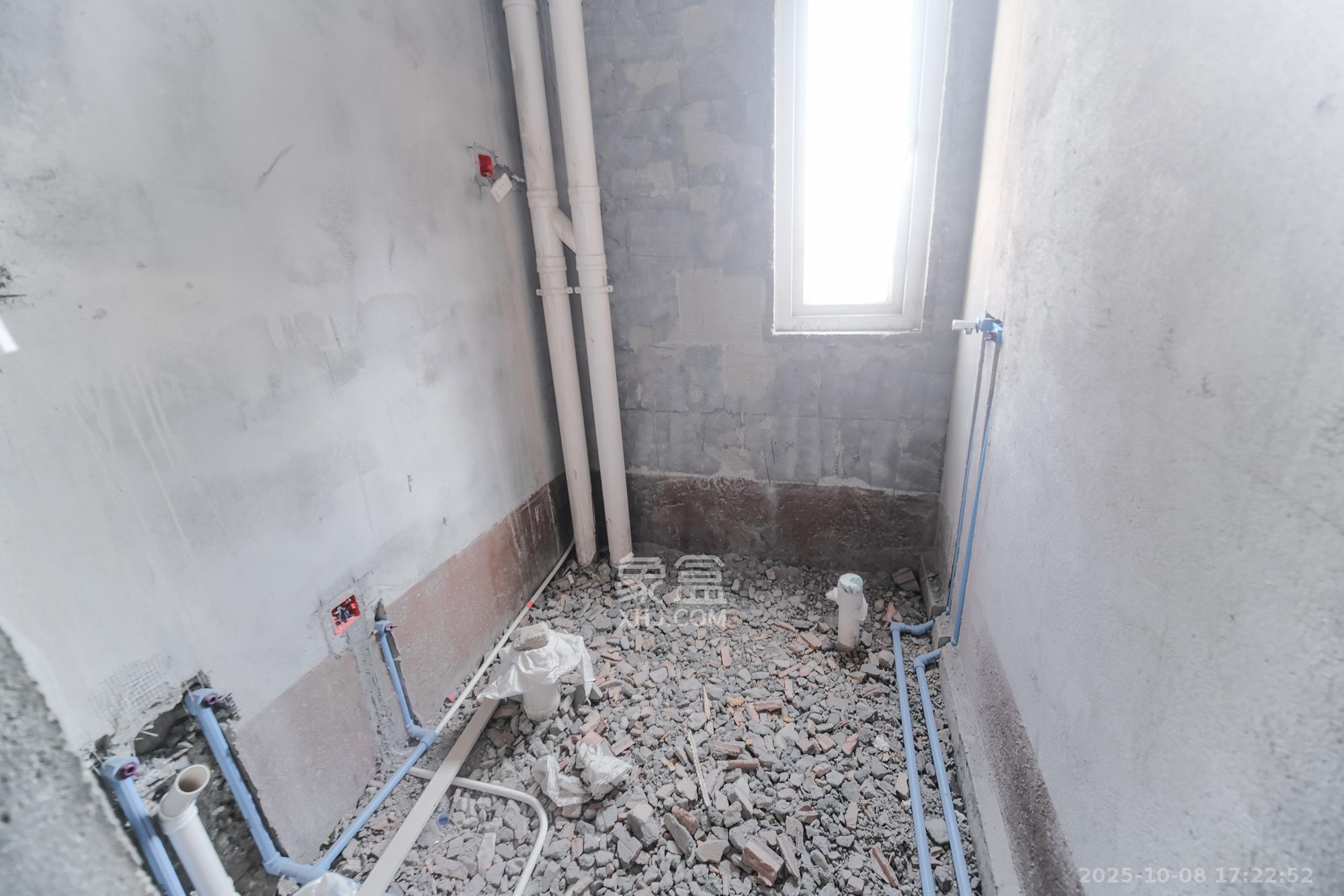 保利香槟国际  3室2厅2卫    70.0万卫生间