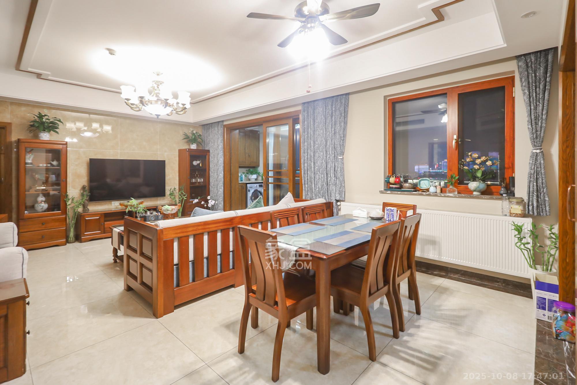 世茂外滩里（世茂铂翠湾三期）  4室2厅2卫    410.0万客厅