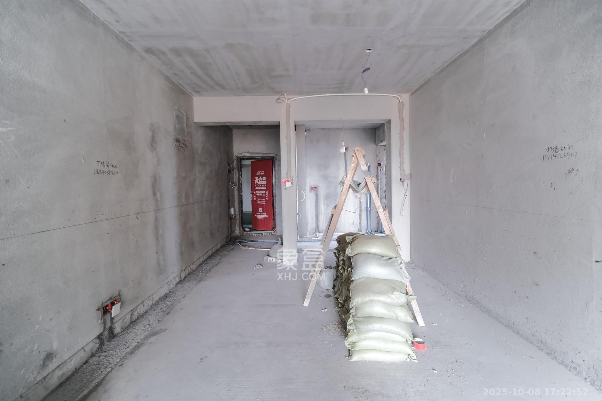 保利香槟国际  3室2厅2卫    70.0万客厅