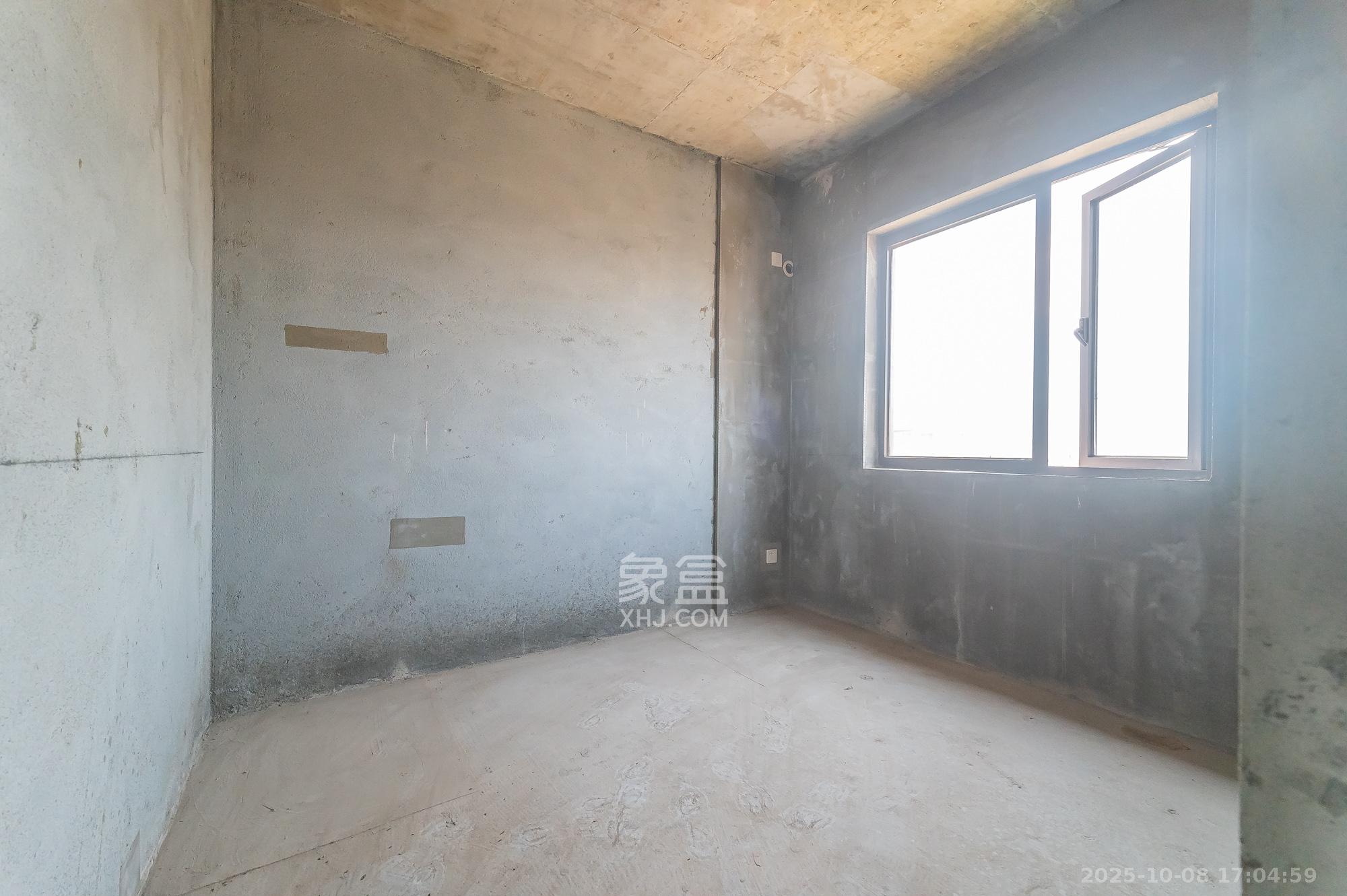 华润置地广场二期  4室2厅2卫    85.0万其他