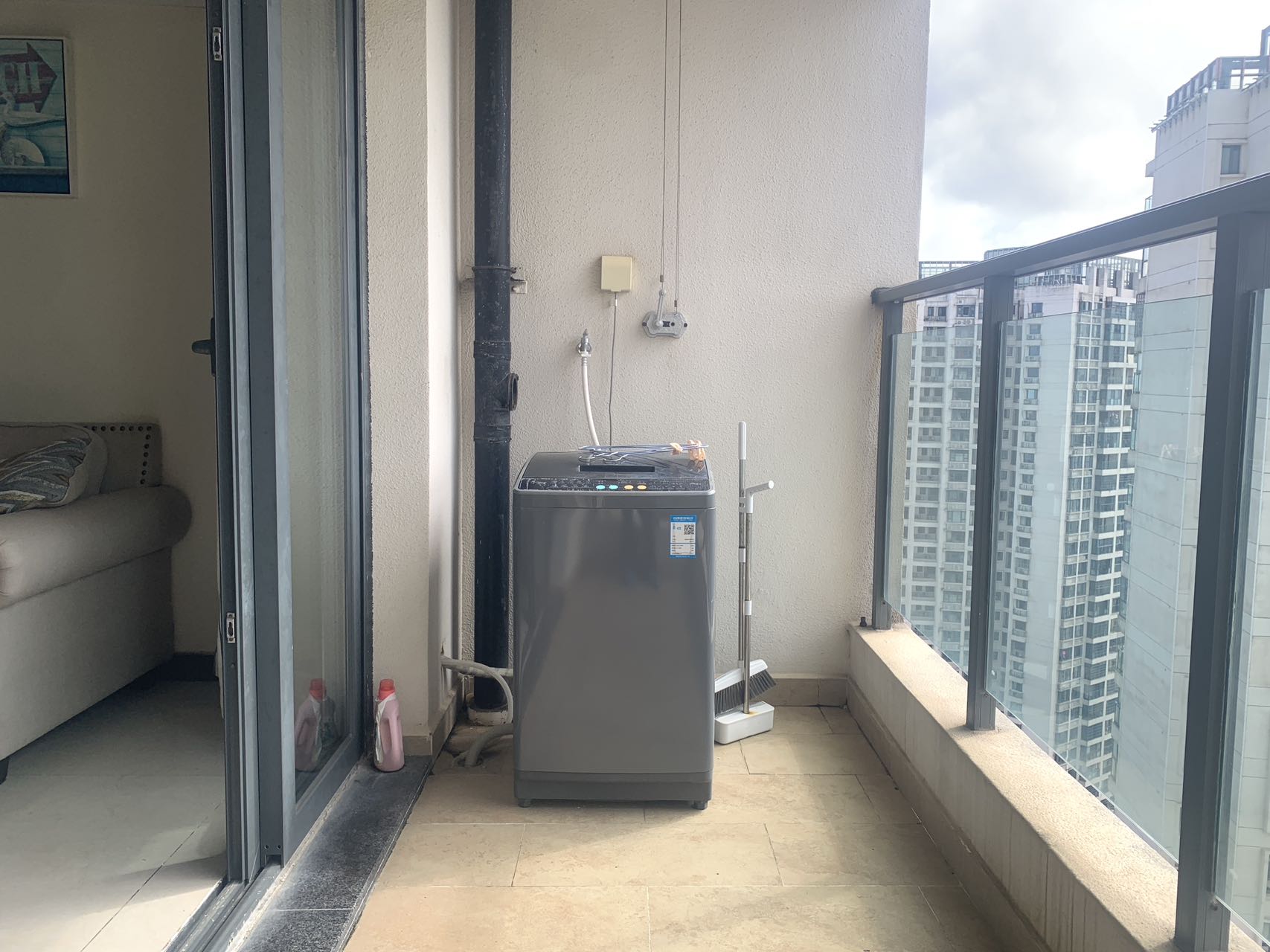 恒大外滩  2室2厅1卫    150.0万客厅