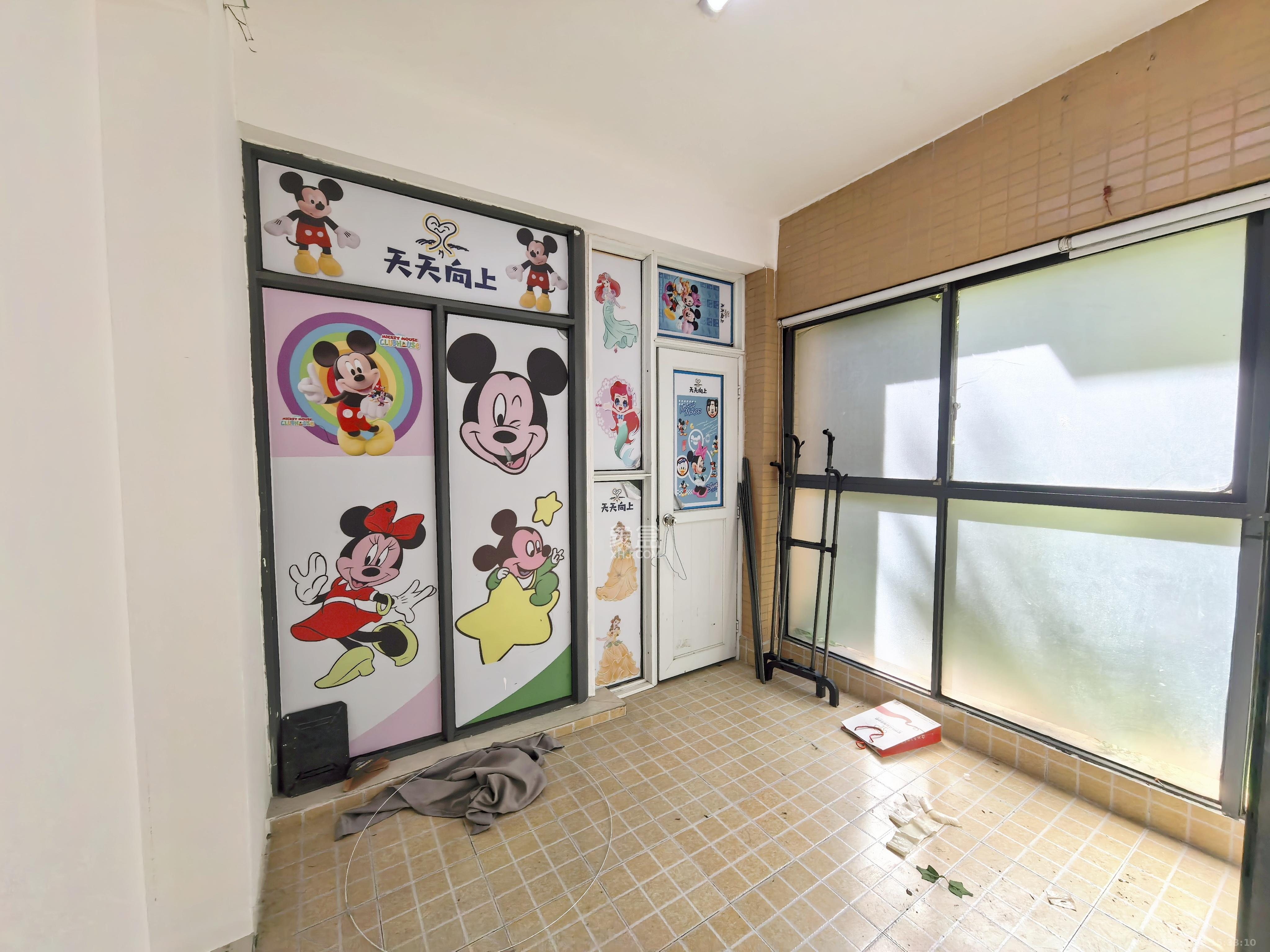 中城丽景香山园 4室2厅2卫 3200.0元/月 中城丽景香山园 4室2厅2卫 3200.0元/月室内图