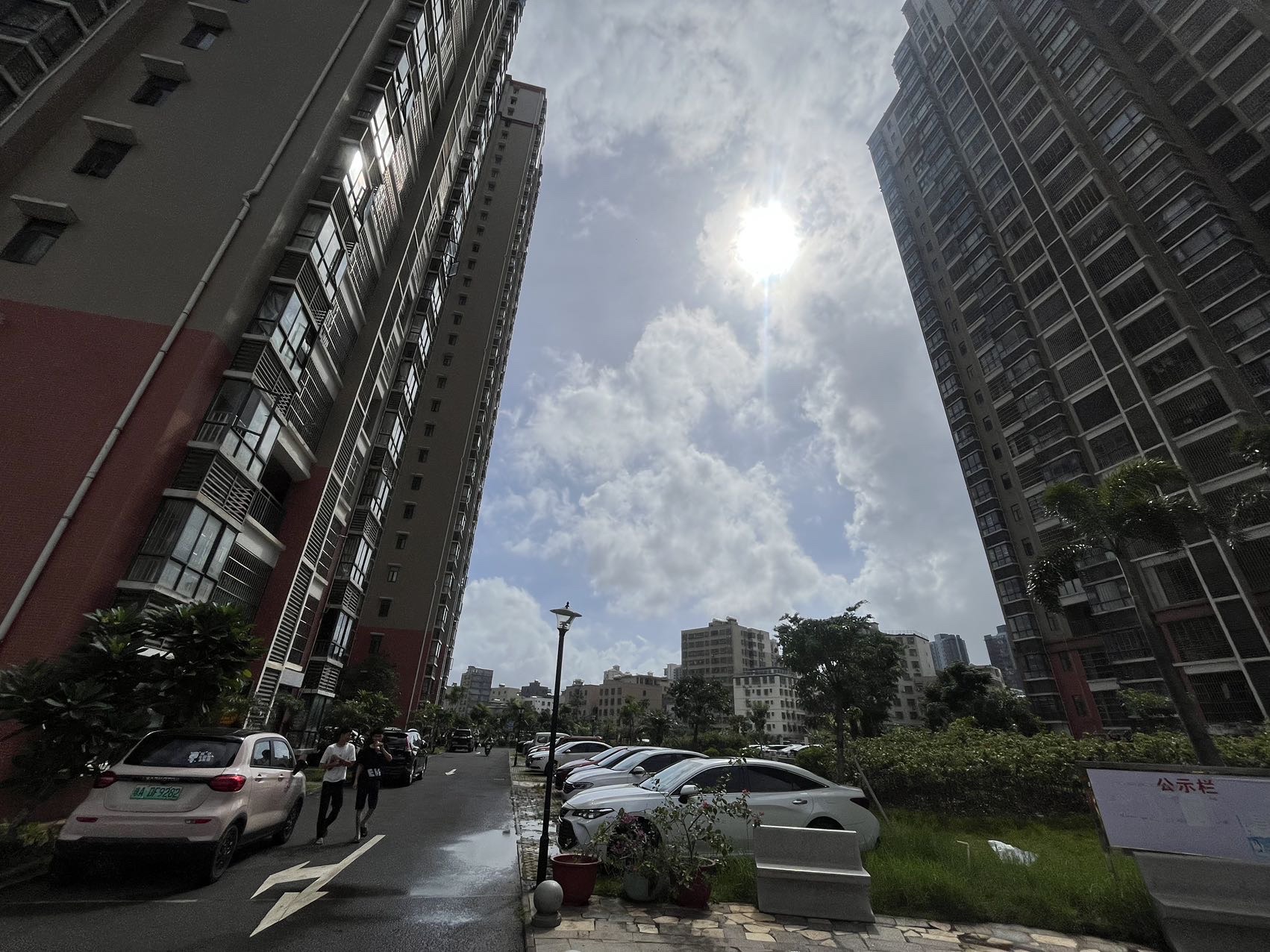 红城湖延长线（别名：滨江华庭）  3室2厅2卫    148.0万客厅