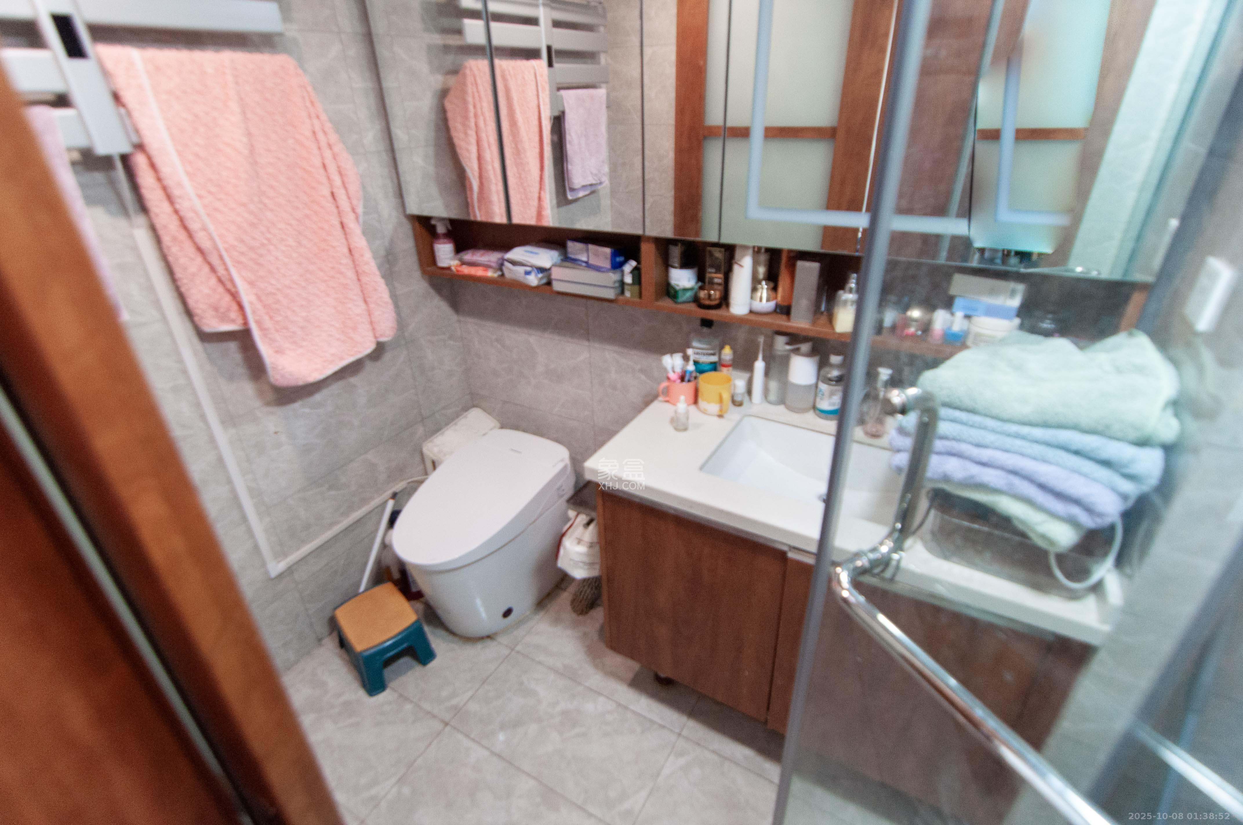 旭辉都会山  3室2厅2卫    176.0万卫生间