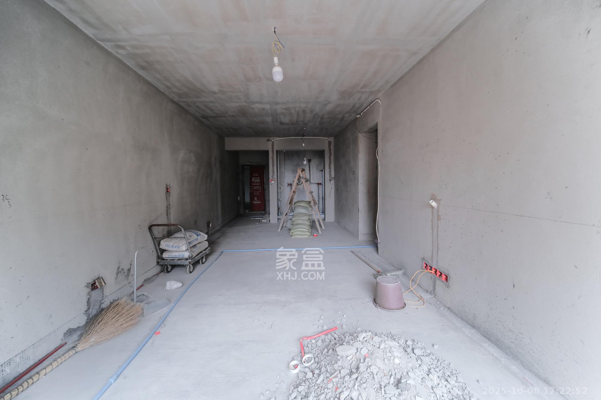 保利香槟国际  3室2厅2卫    70.0万客厅