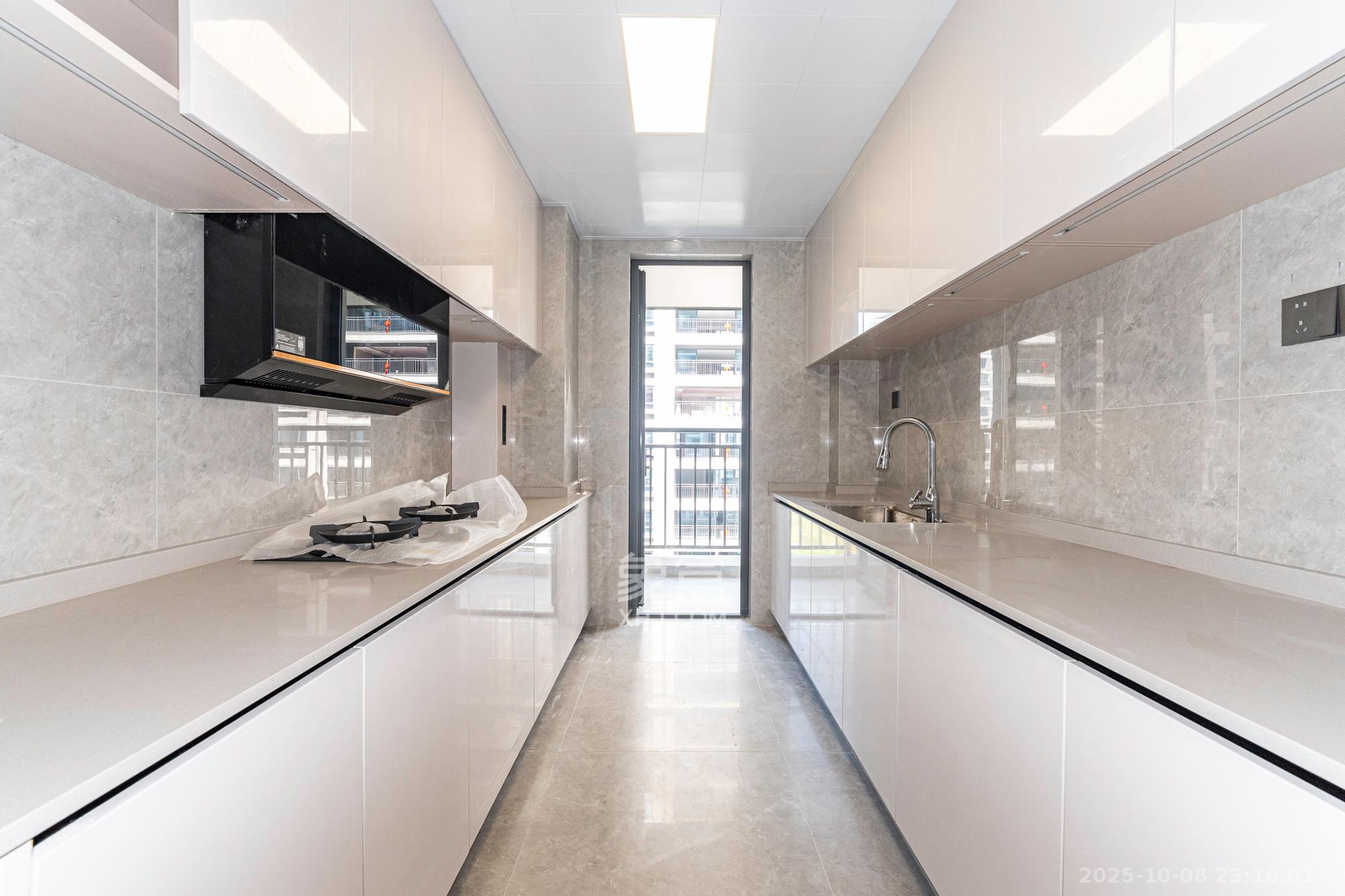 万科松湖天地  4室2厅2卫    196.0万厨房