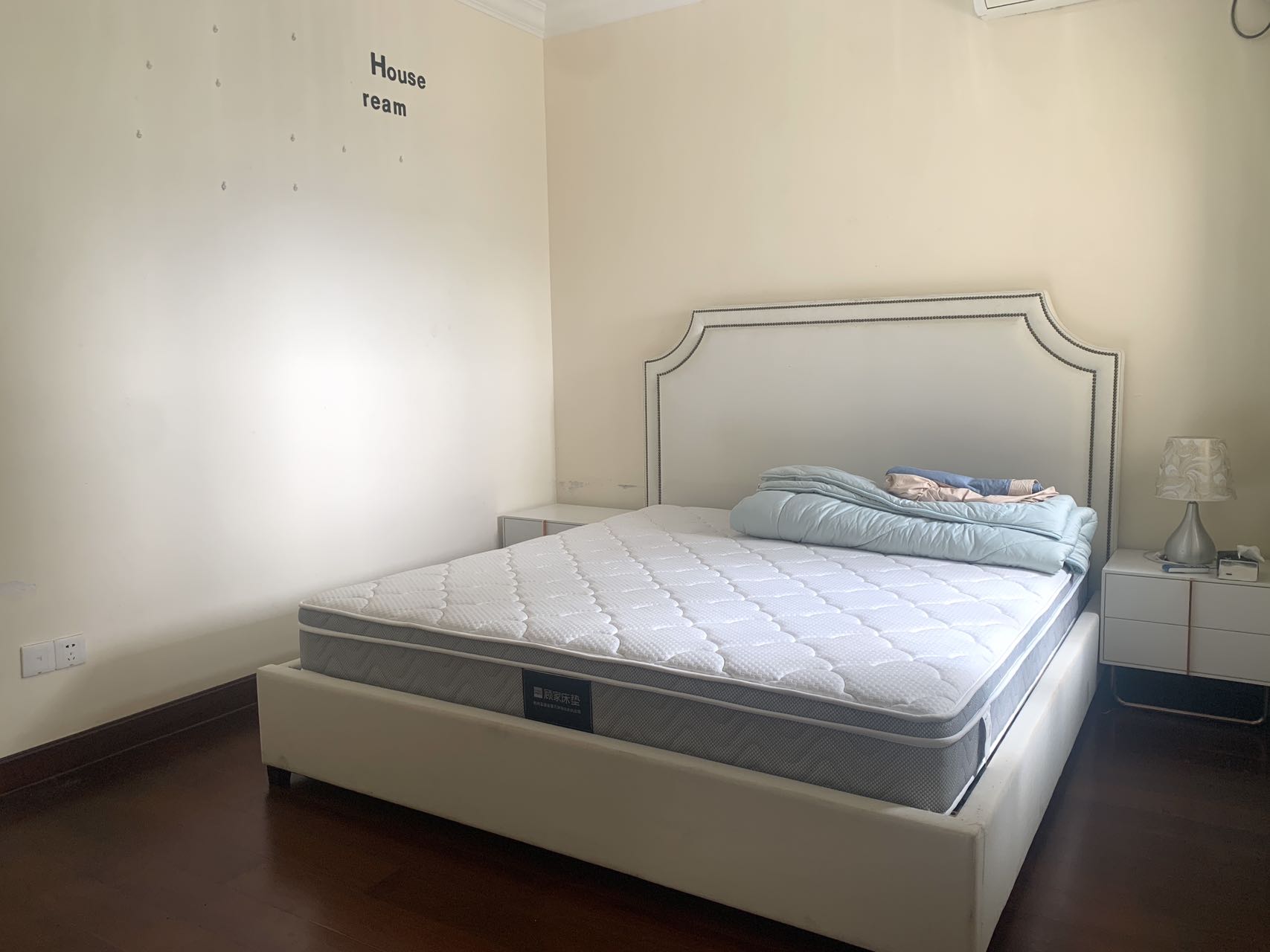 恒大外滩  2室2厅1卫    150.0万客厅