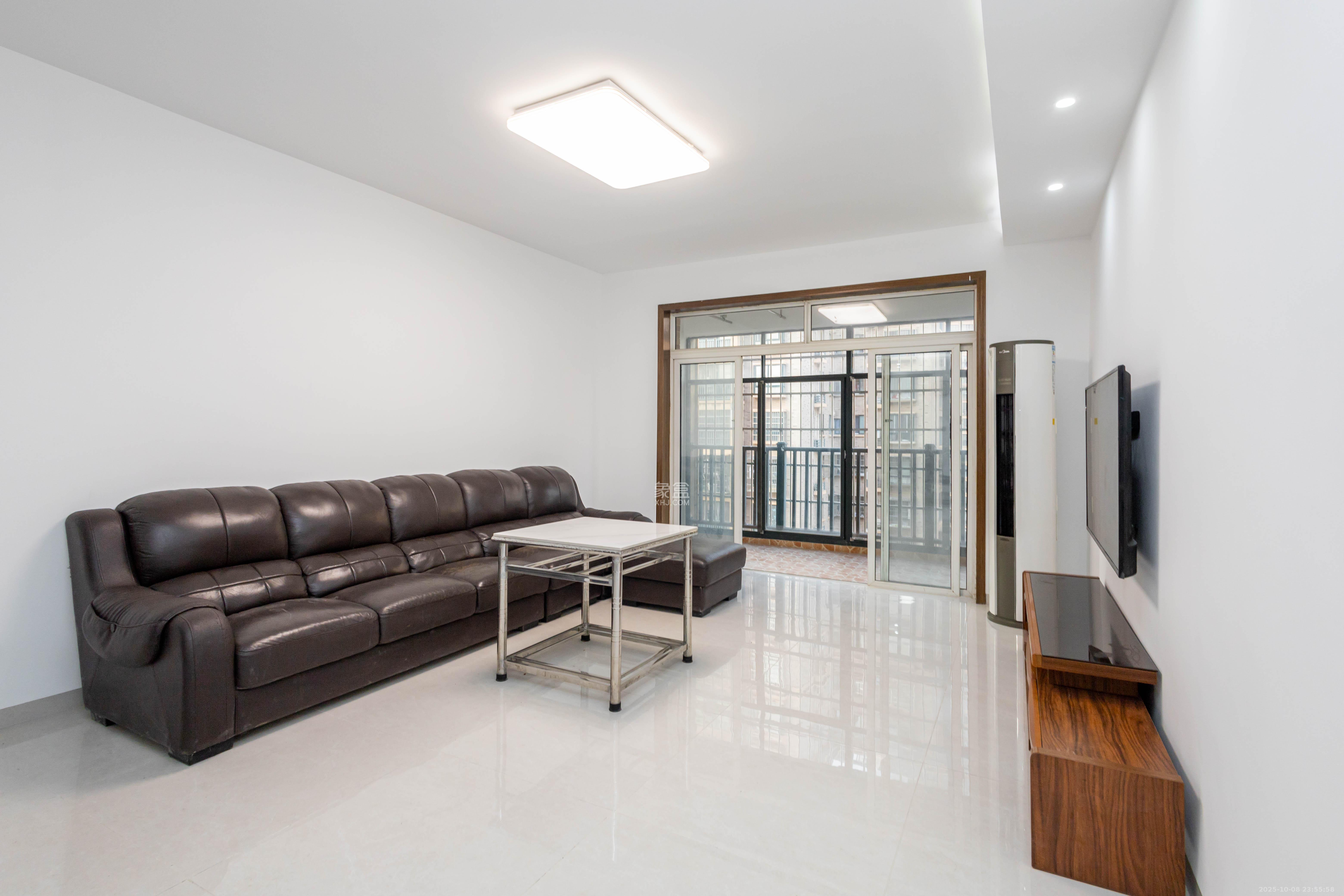 博雅湘水湾  3室2厅1卫    65.8万客厅