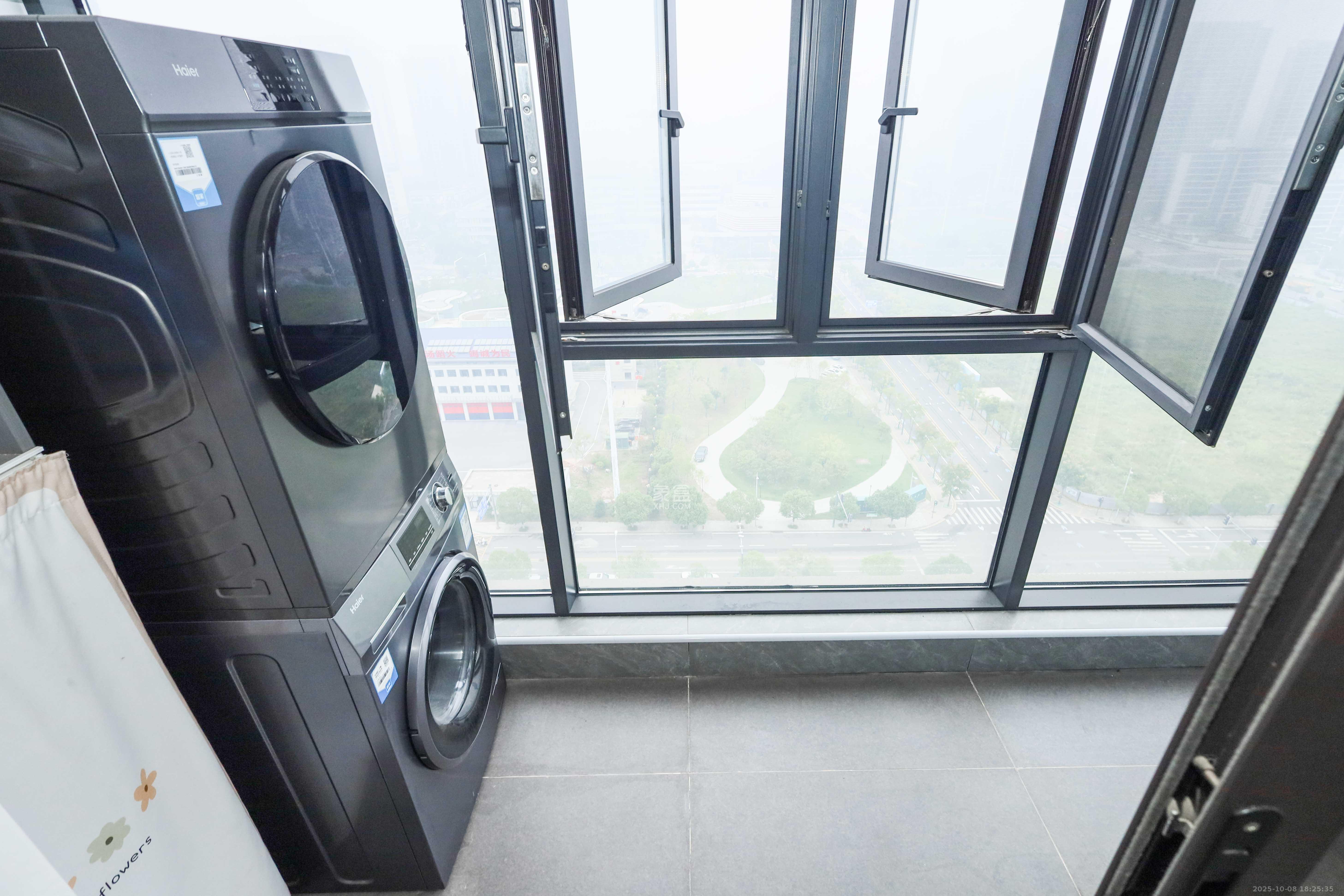 招商华发依云曦城  4室2厅2卫    150.0万阳台