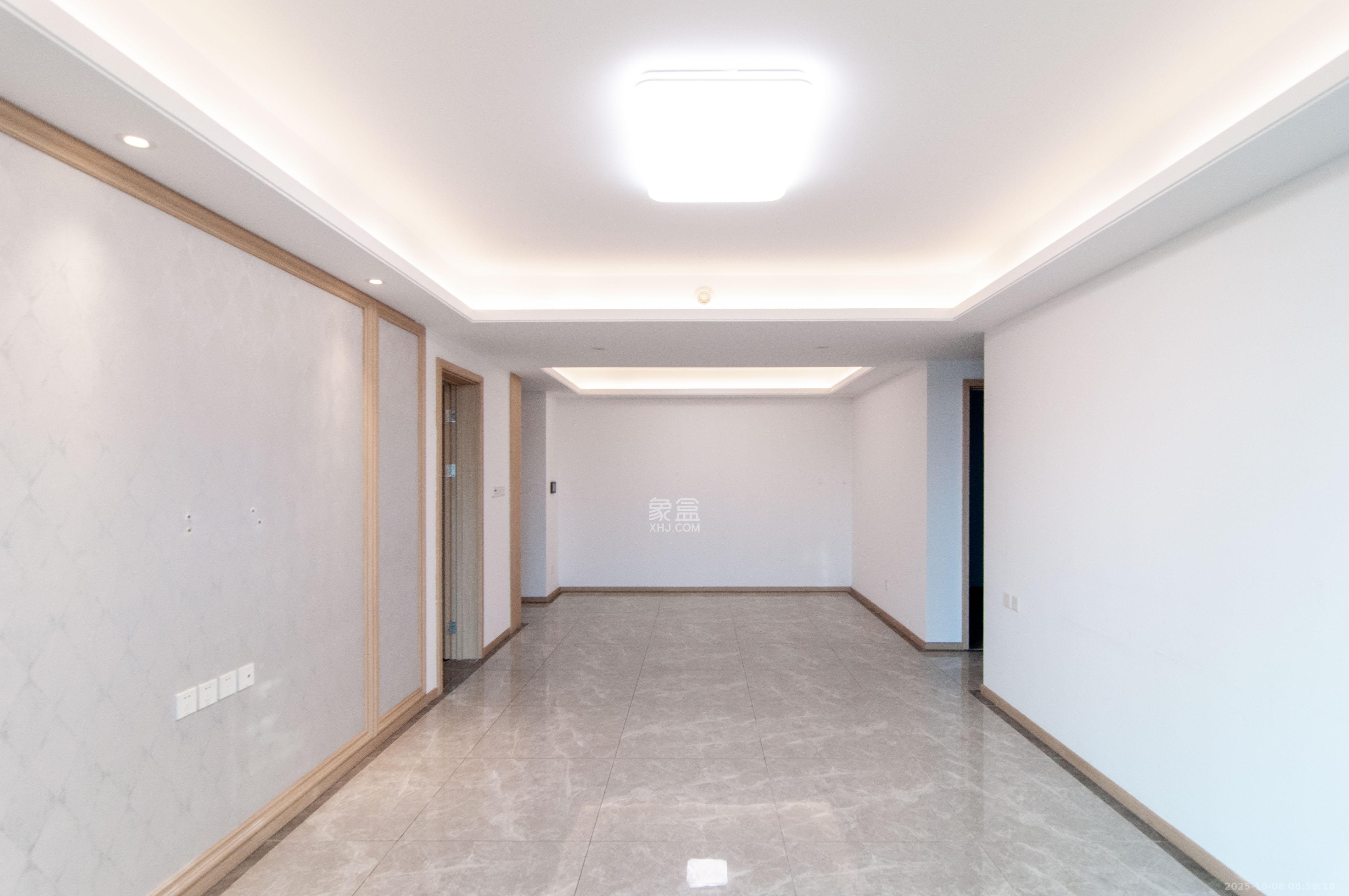 梅溪湖玺悦（新城金茂梦想玺悦）  3室2厅2卫    135.0万客厅