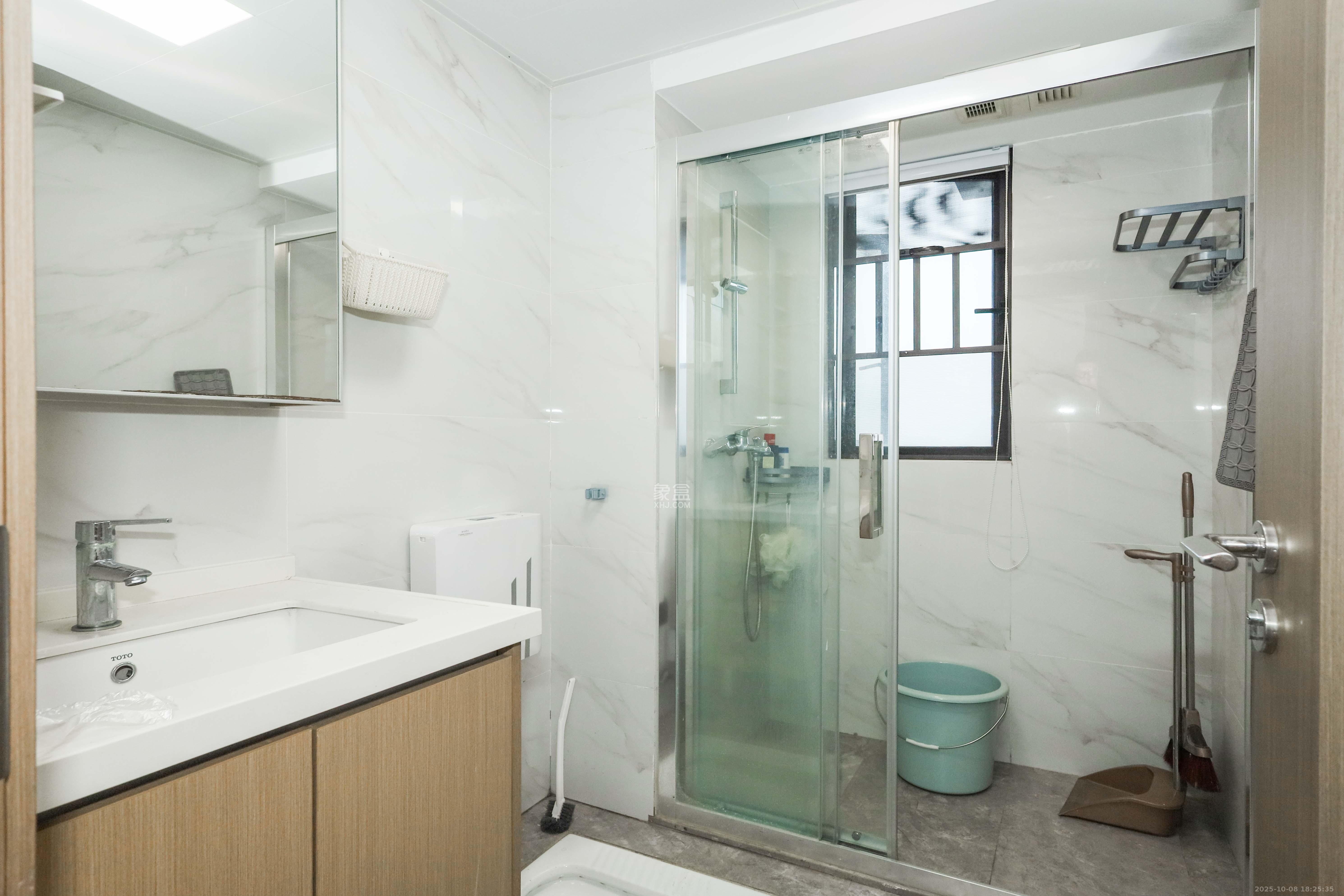 招商华发依云曦城  4室2厅2卫    150.0万卫生间