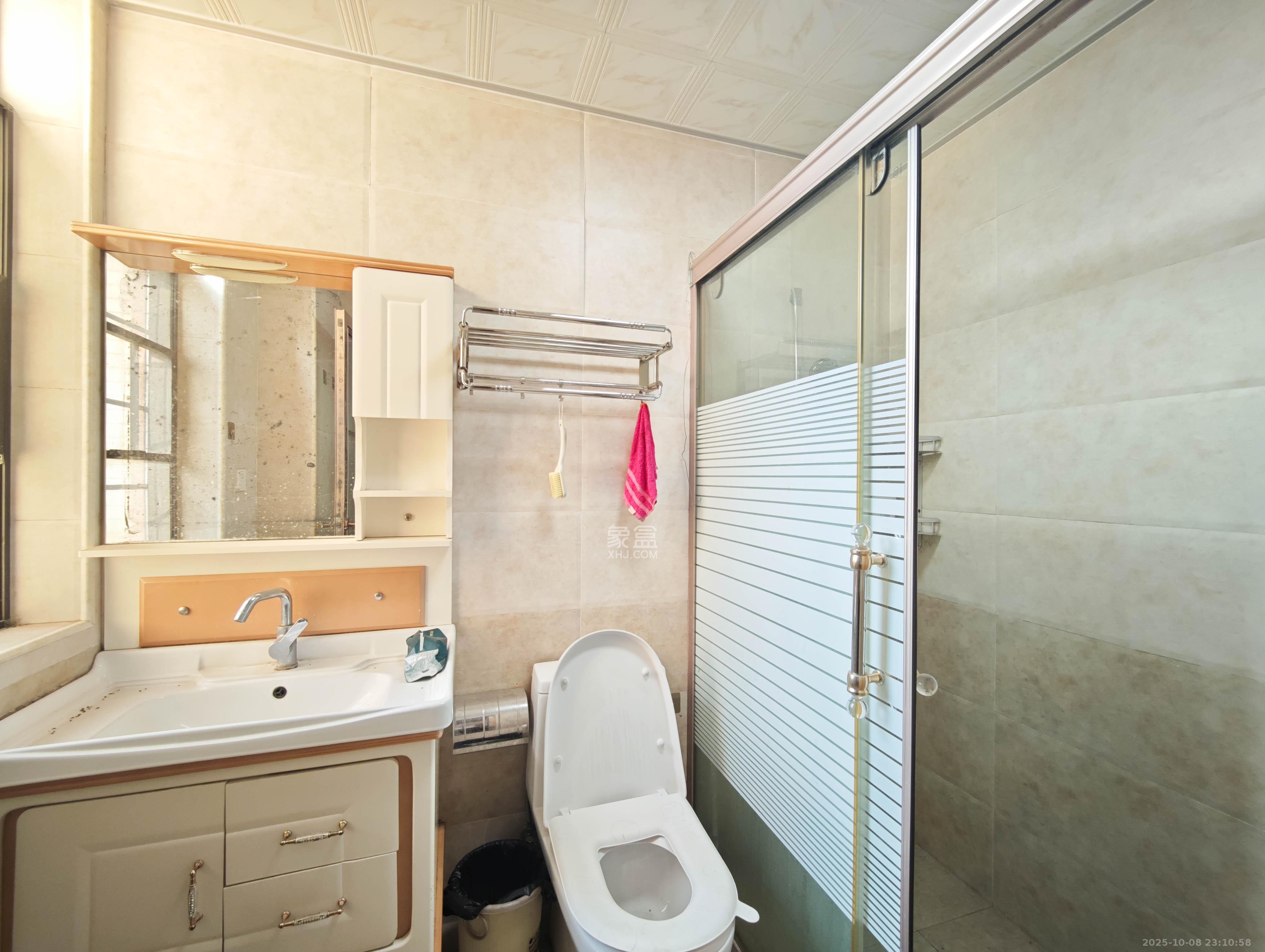 宏聚地中海  4室2厅2卫    128.0万卫生间