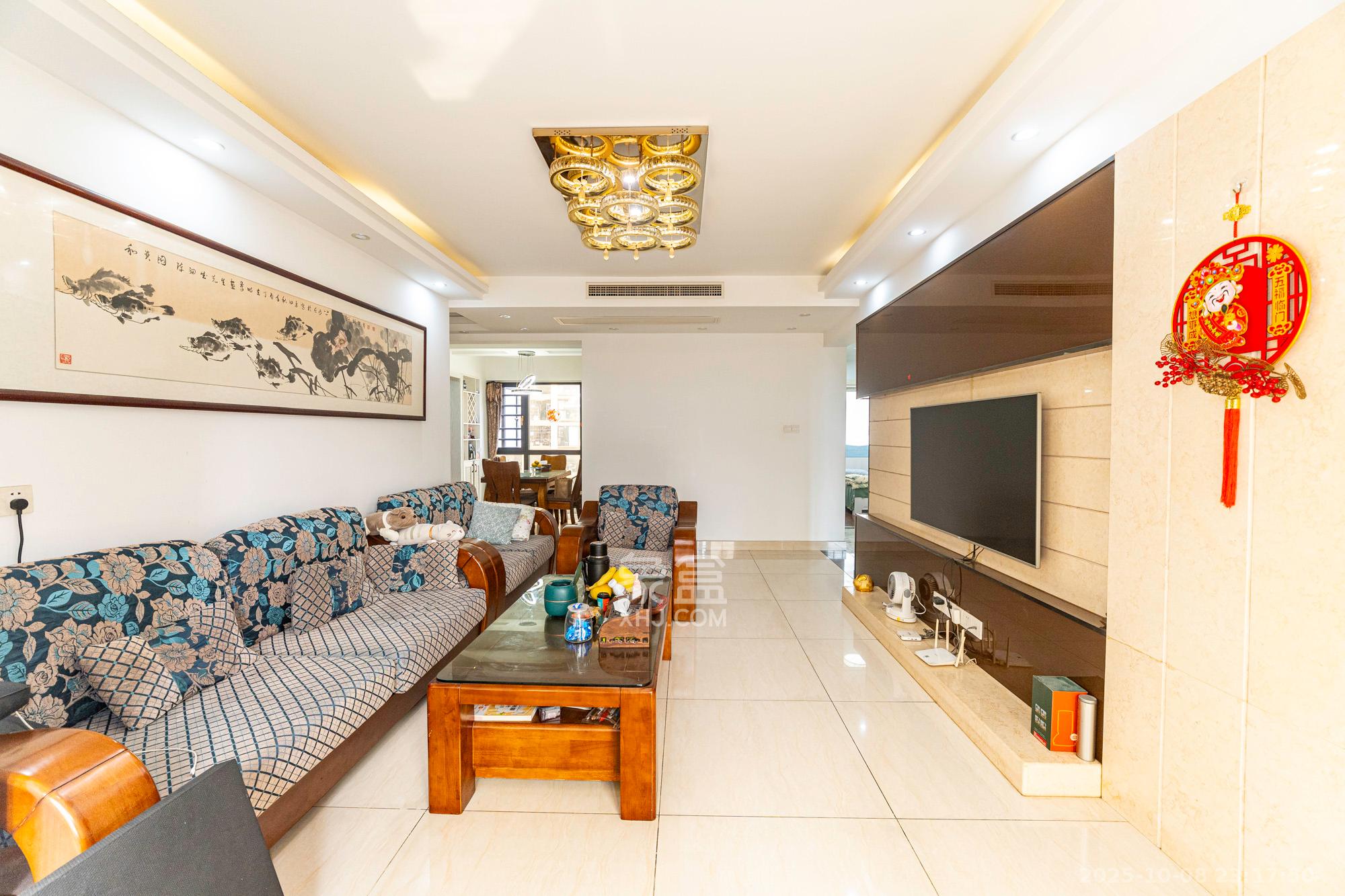 国泰九龙湾  3室2厅2卫    91.8万客厅