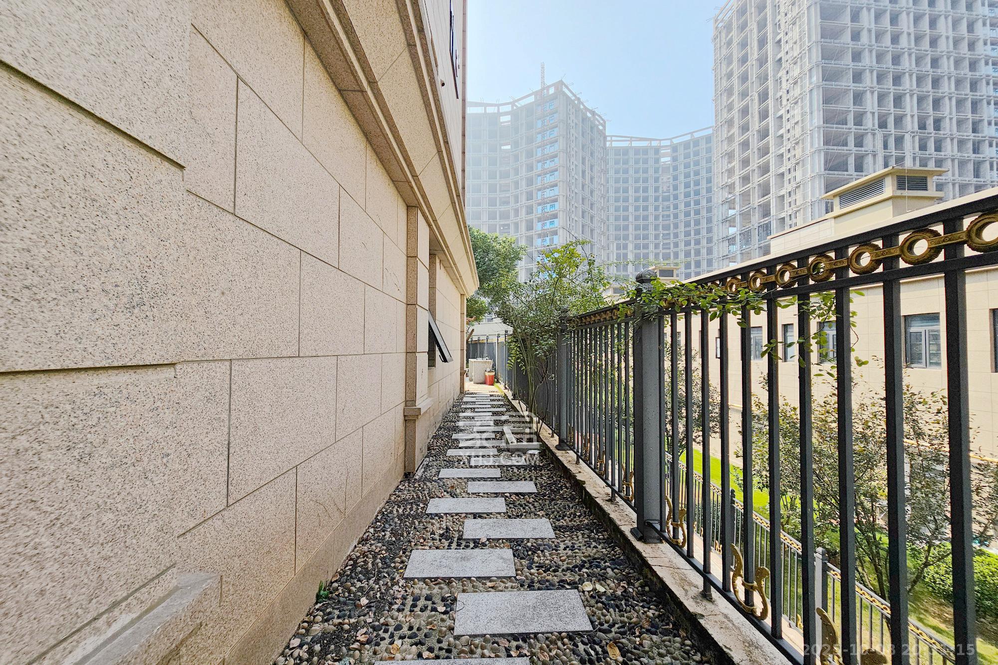 明昇壹城(明昇时代广场)一期 5室2厅2卫 520.0万 明昇壹城(明昇时代广场)一期 5室2厅2卫 520.0万阳台