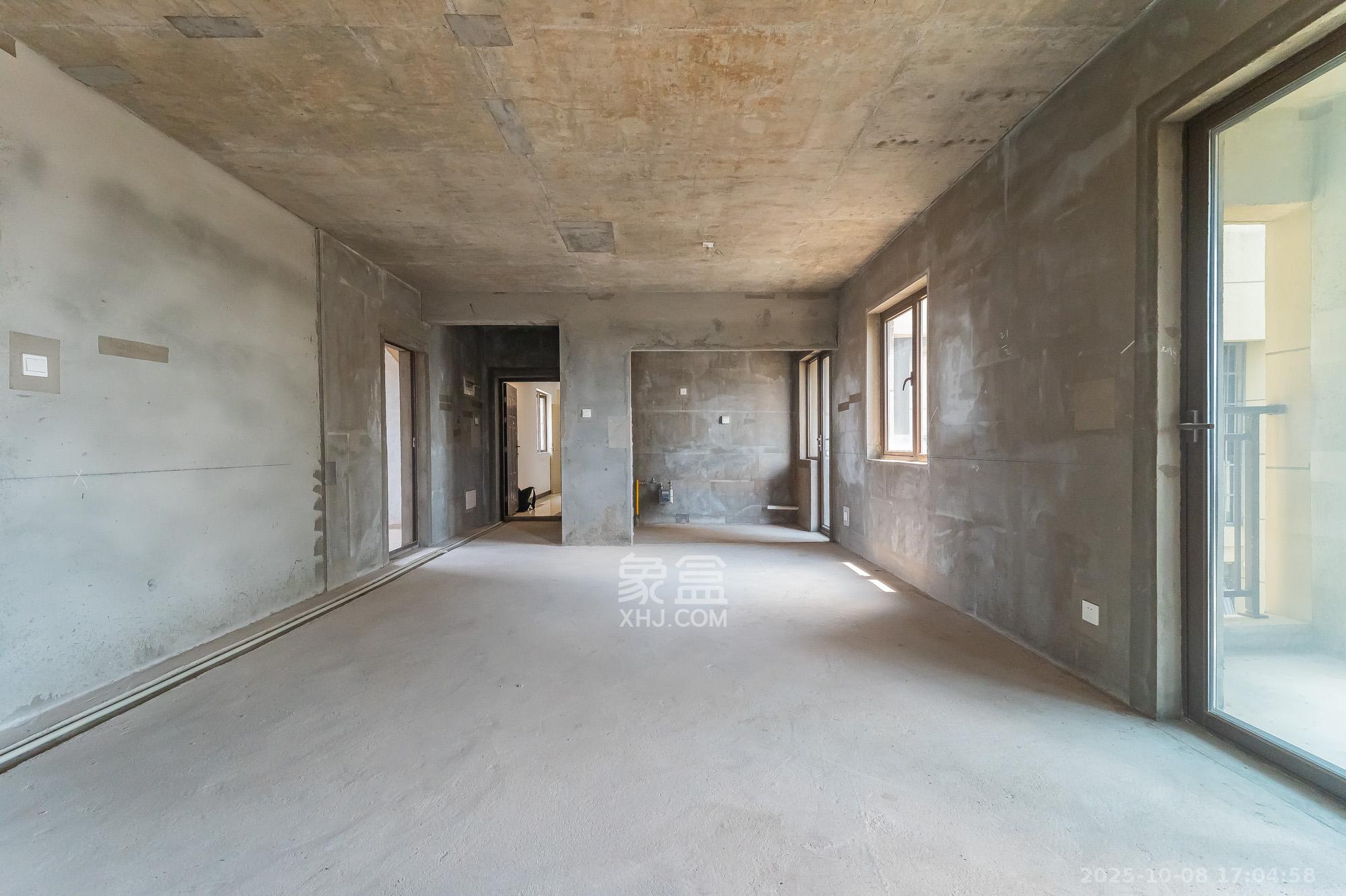 华润置地广场二期 4室2厅2卫 85.0万 华润置地广场二期 4室2厅2卫 85.0万客厅