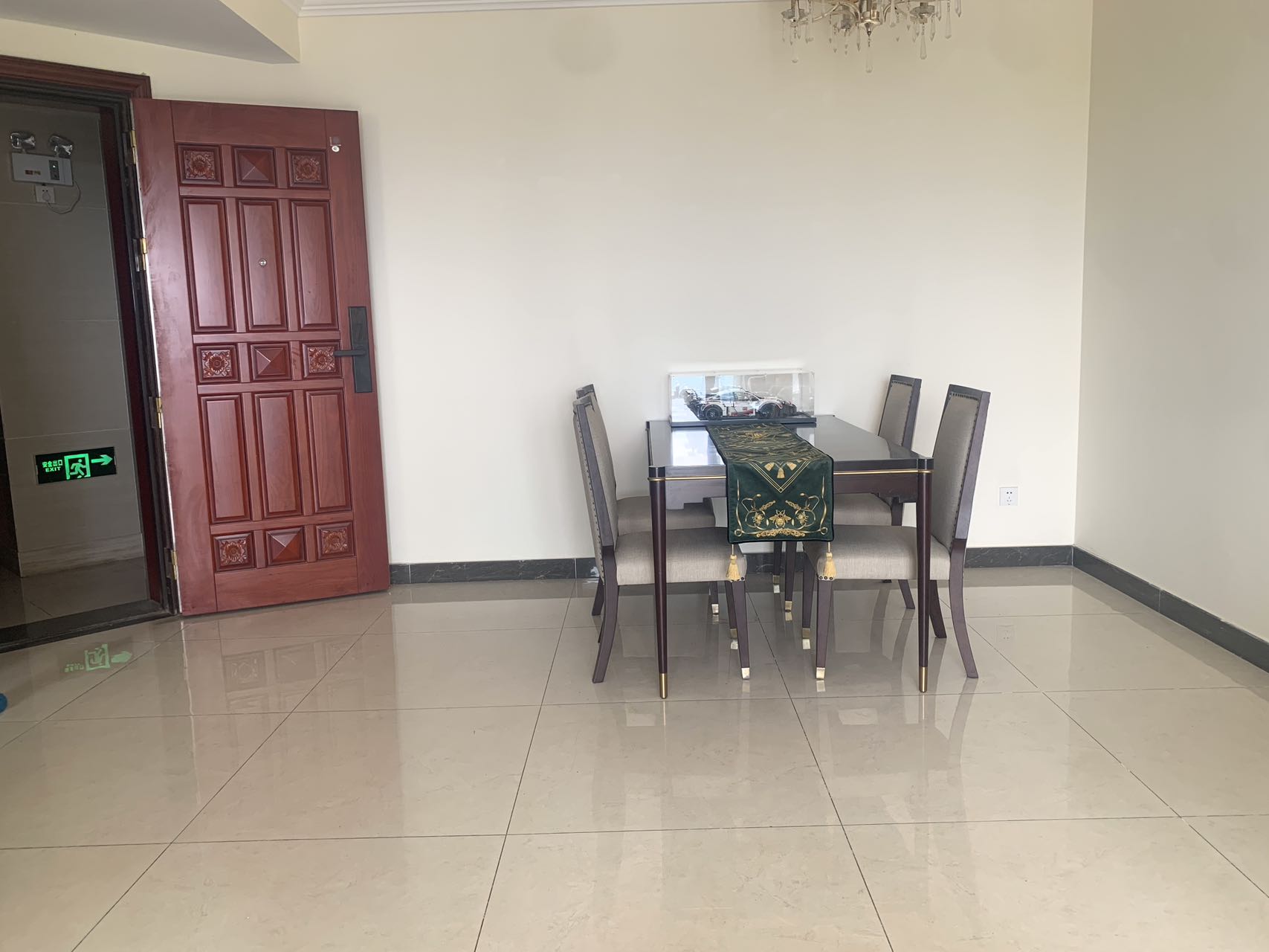 恒大外滩 2室2厅1卫 150.0万 恒大外滩 2室2厅1卫 150.0万客厅