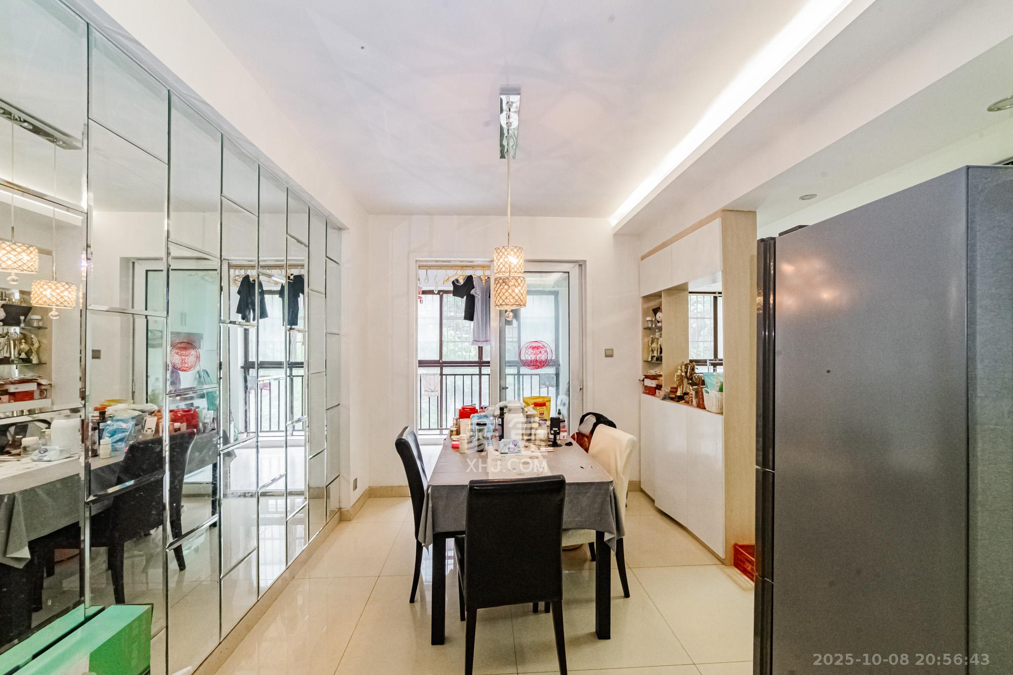 万国城（当代满庭春MOMA）一期  3室2厅2卫    85.0万客厅