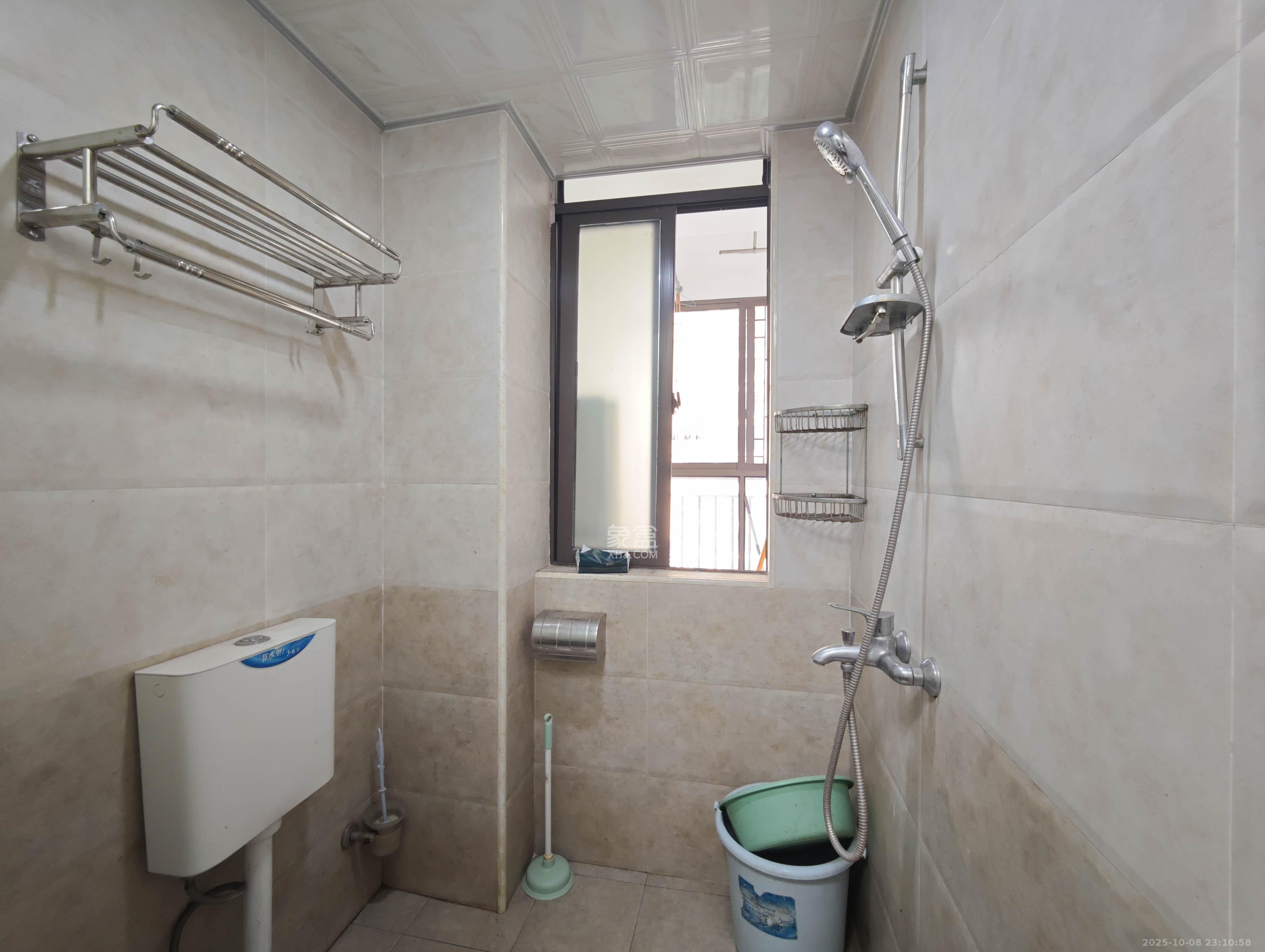 宏聚地中海  4室2厅2卫    128.0万卫生间