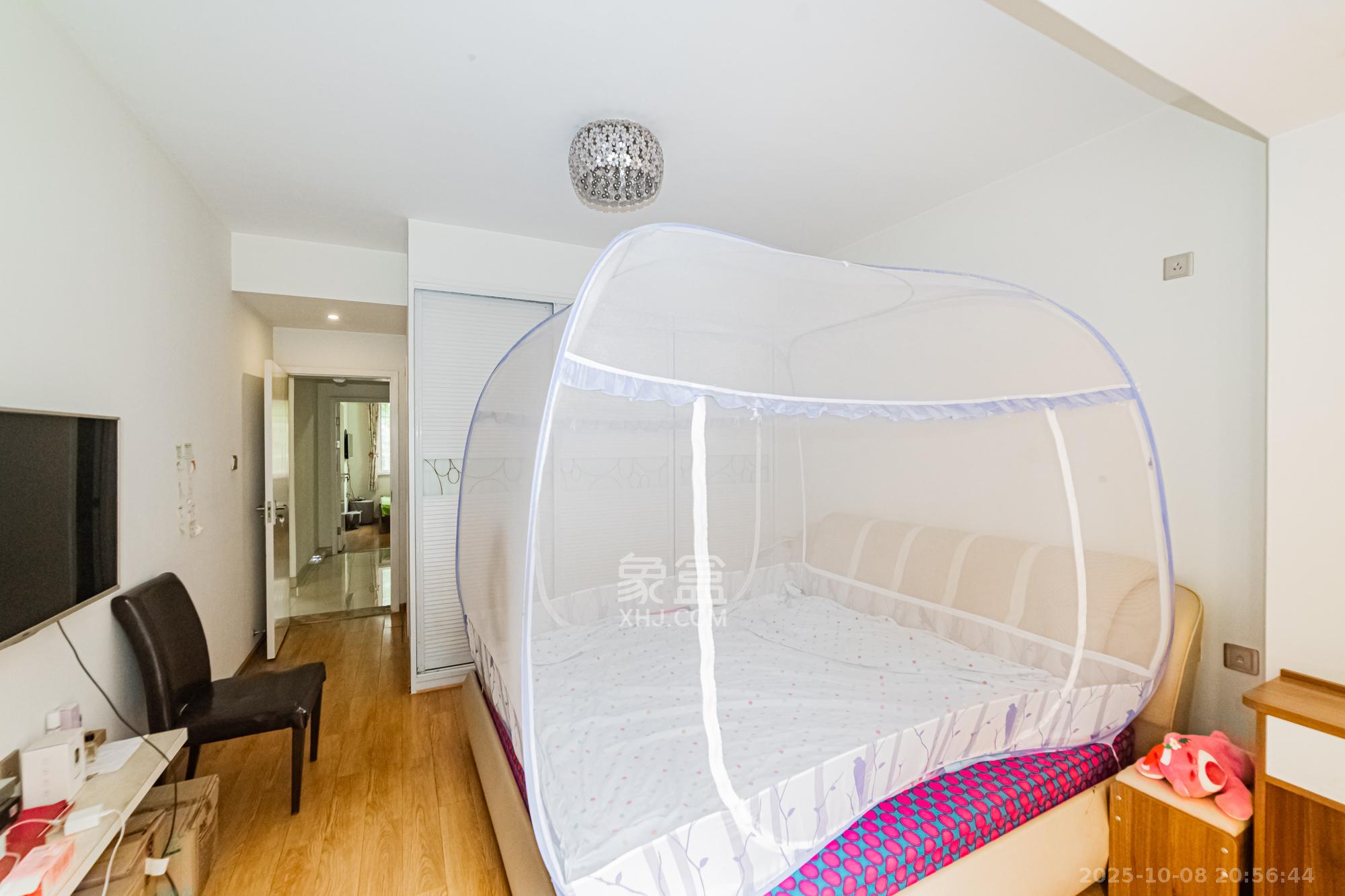 万国城（当代满庭春MOMA）一期  3室2厅2卫    85.0万卧室