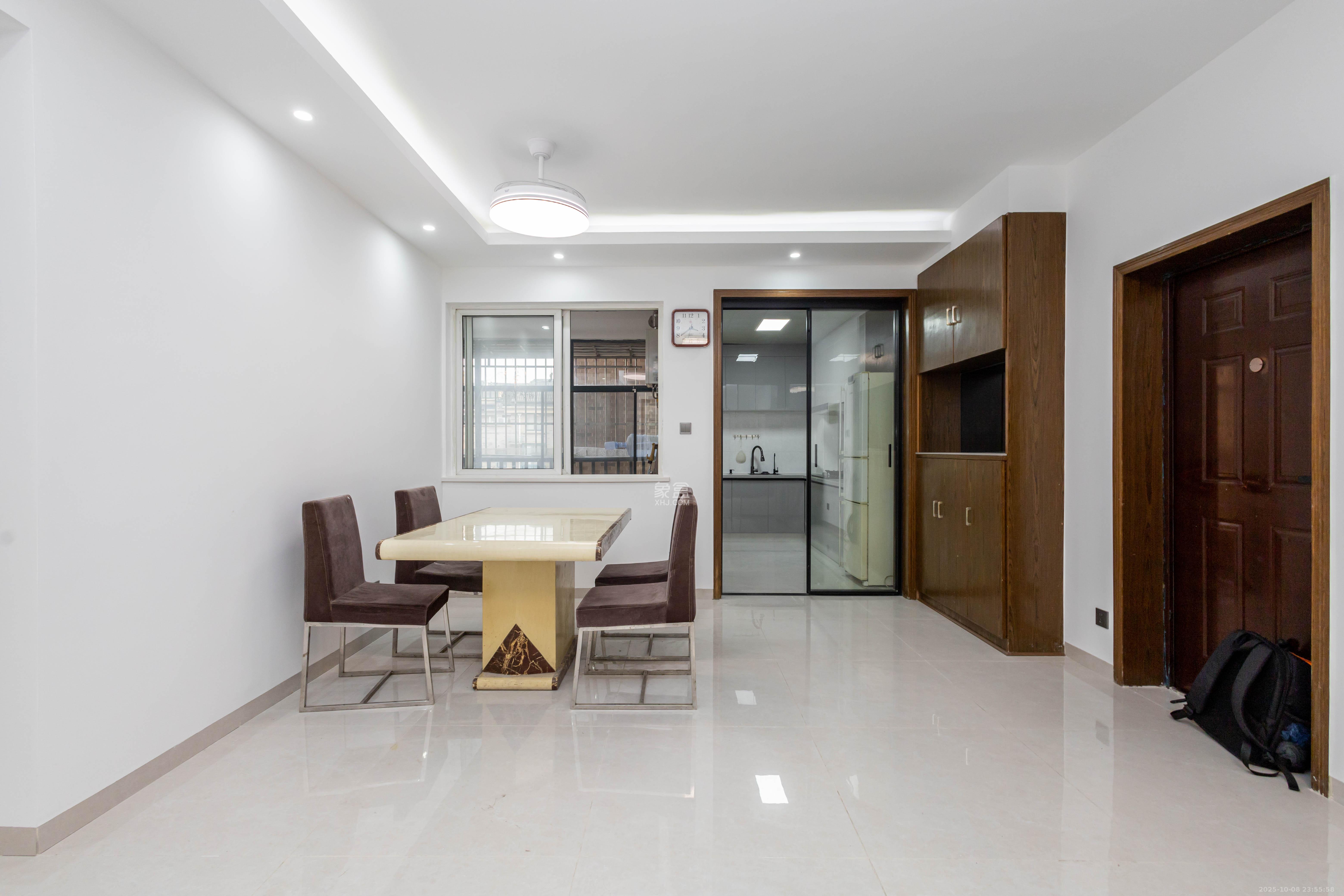 博雅湘水湾  3室2厅1卫    65.8万客厅