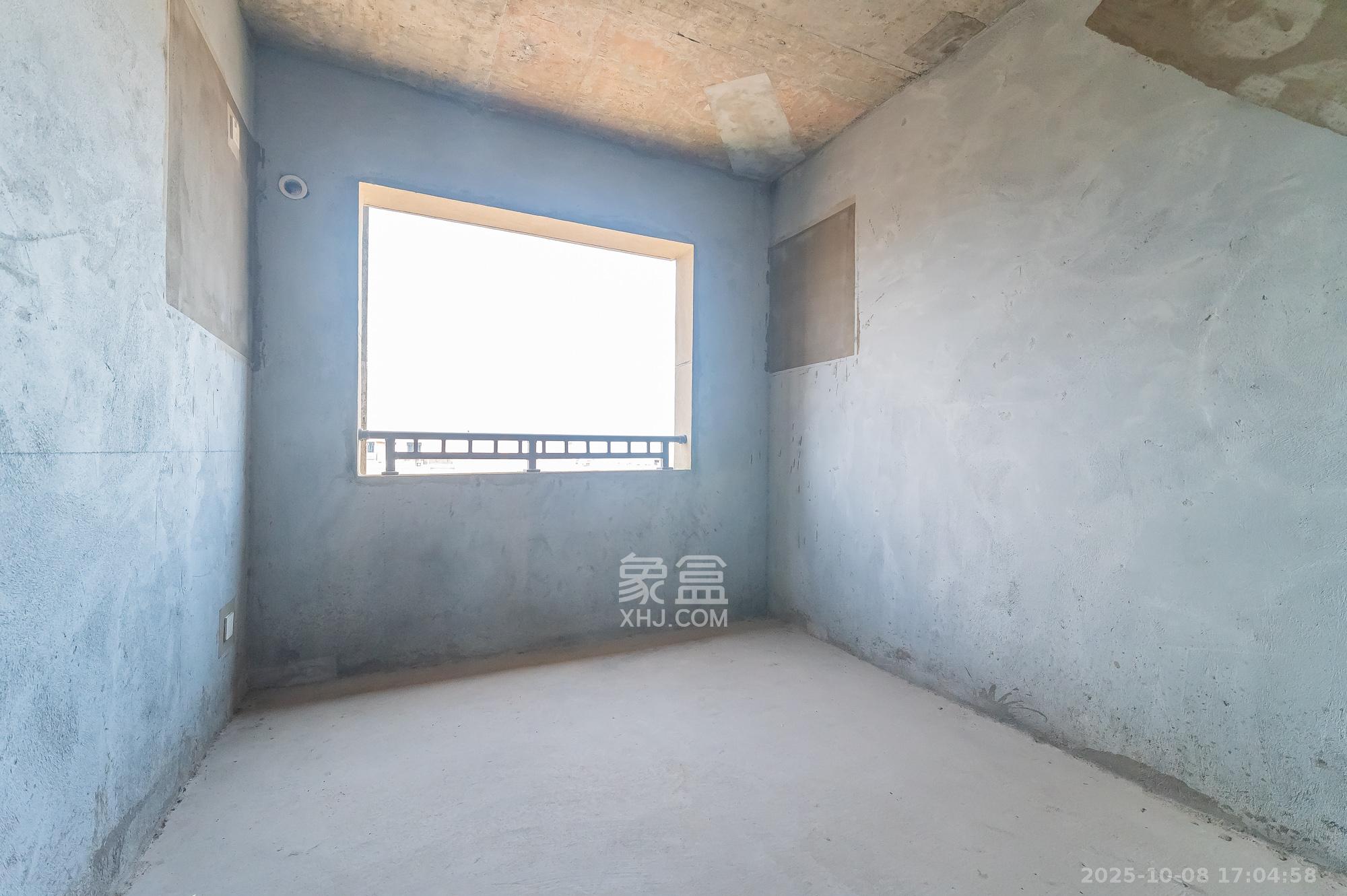 华润置地广场二期  4室2厅2卫    85.0万其他