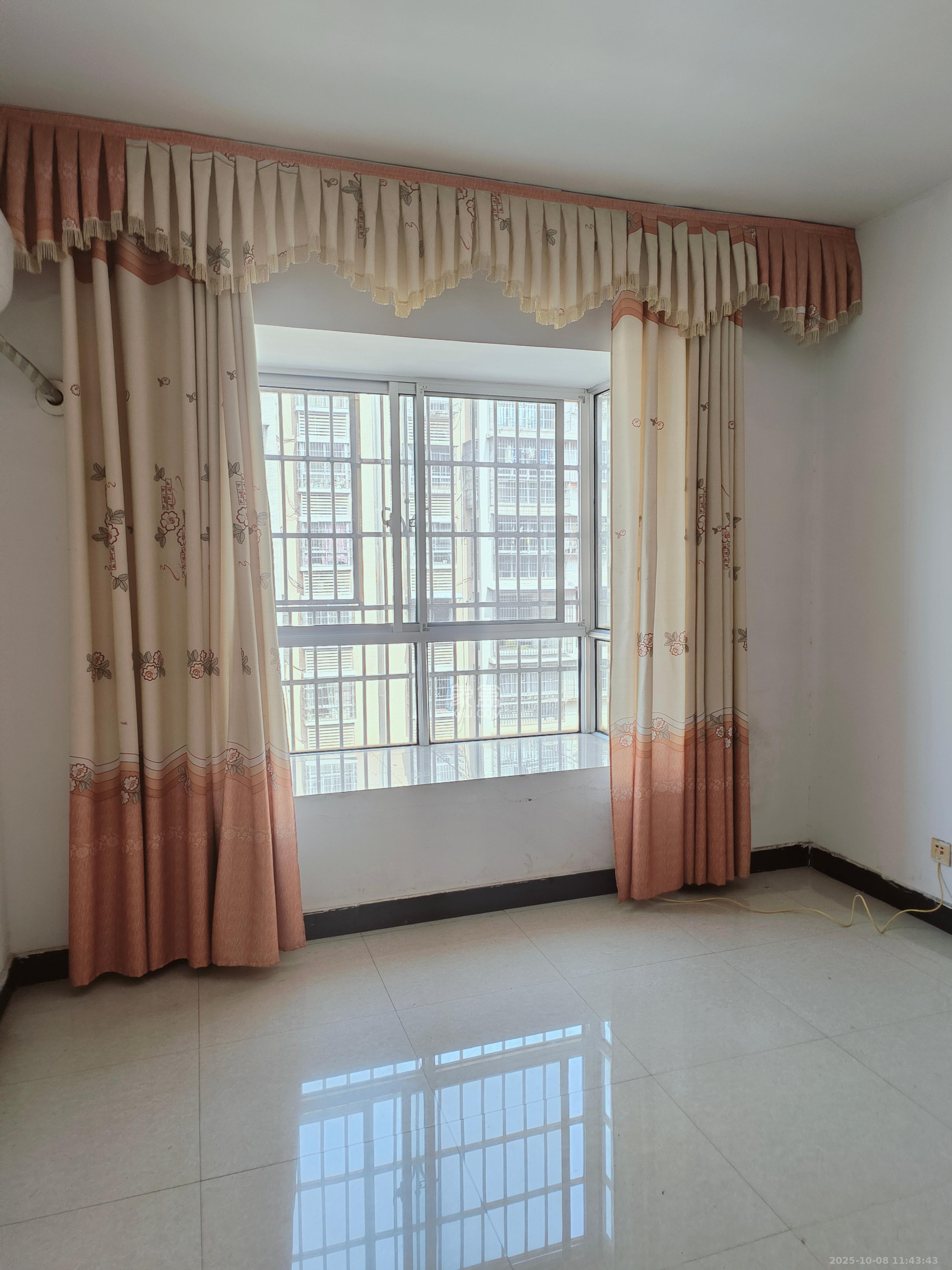 先锋新宇 4室2厅2卫 2500.0元/月 先锋新宇 4室2厅2卫 2500.0元/月室内图