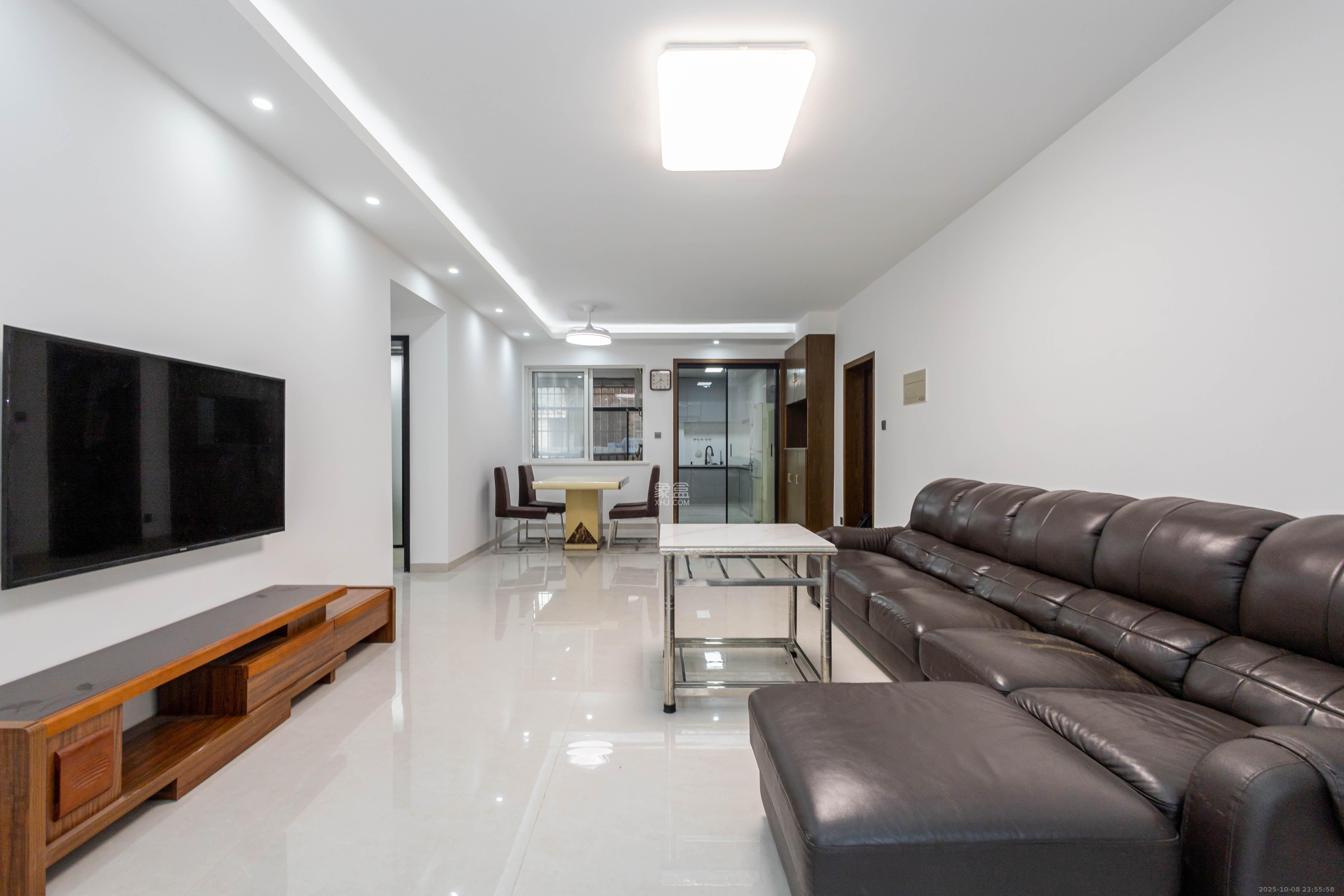 博雅湘水湾  3室2厅1卫    65.8万客厅