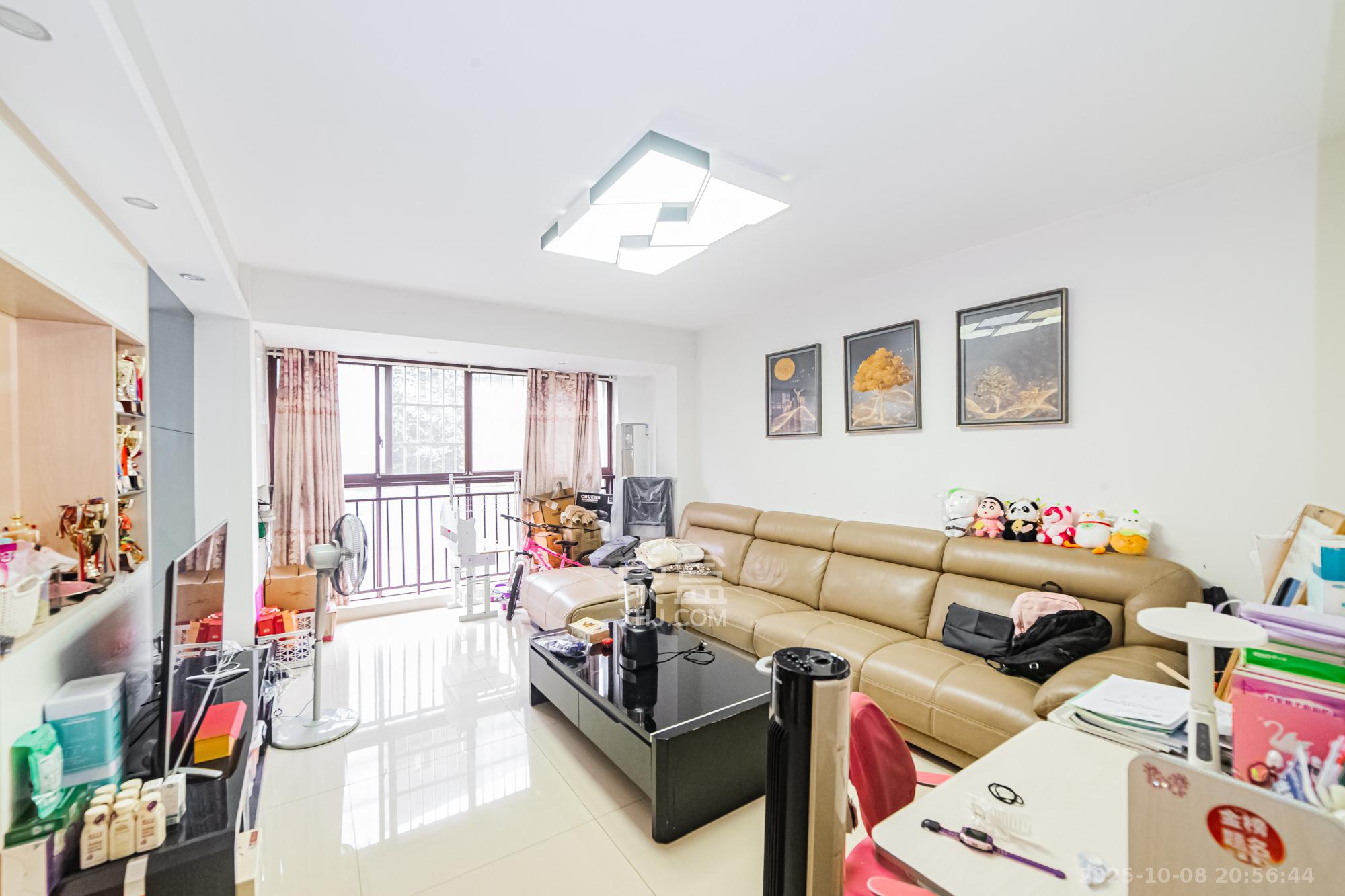 万国城（当代满庭春MOMA）一期  3室2厅2卫    85.0万客厅