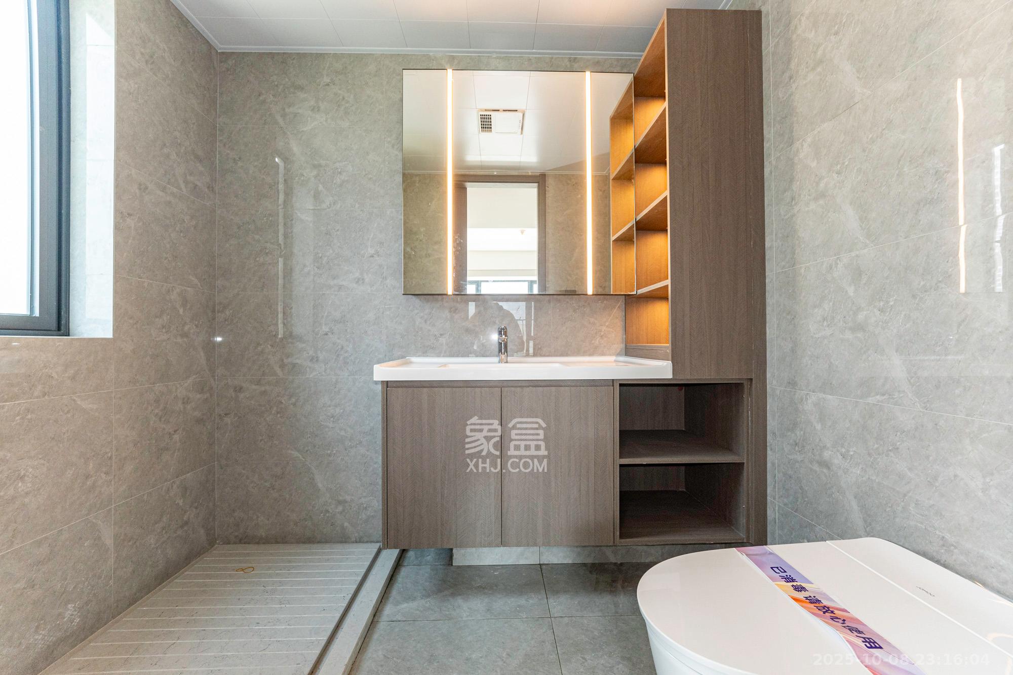 万科松湖天地  4室2厅2卫    196.0万卫生间