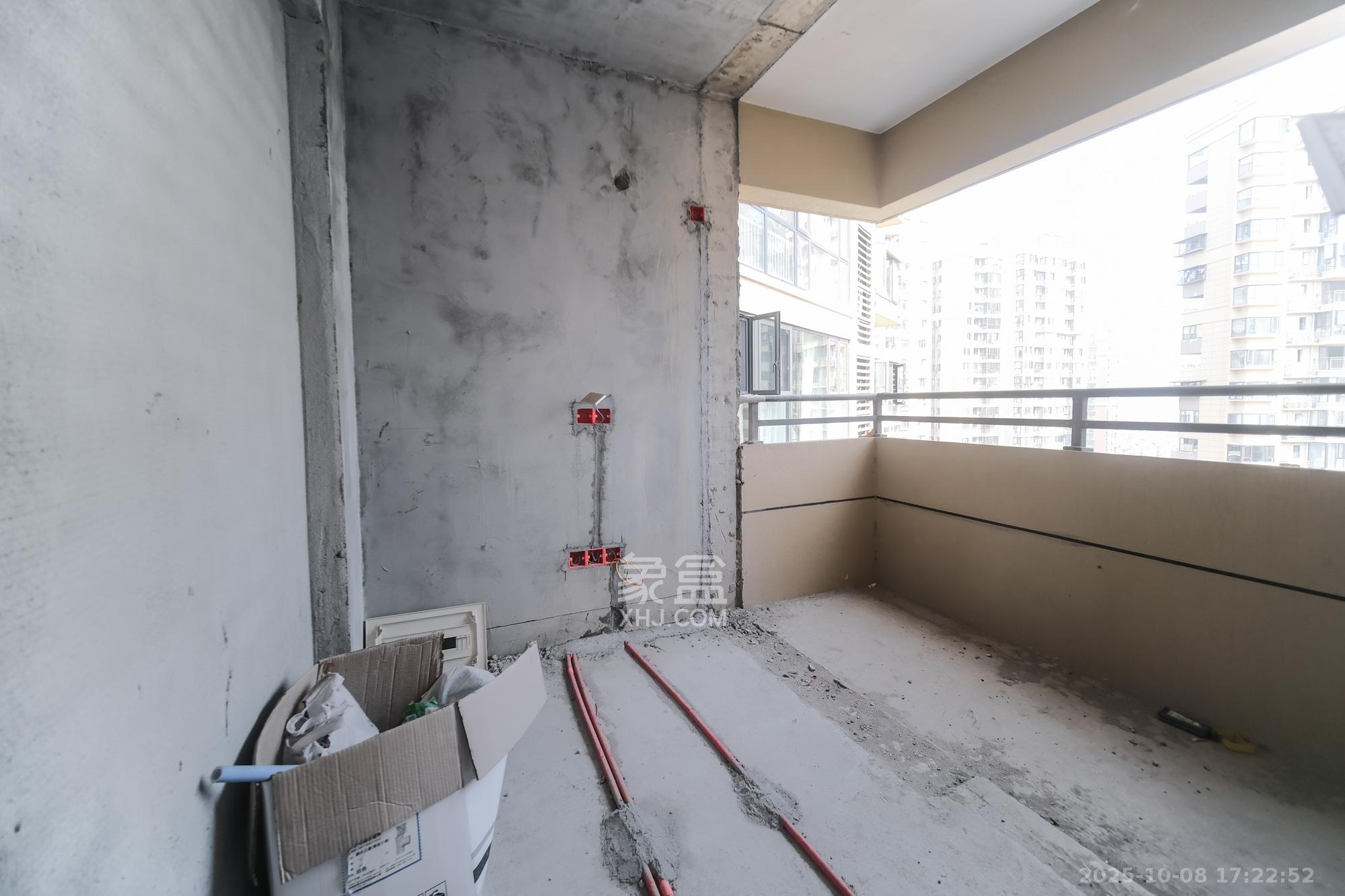 保利香槟国际  3室2厅2卫    70.0万卧室