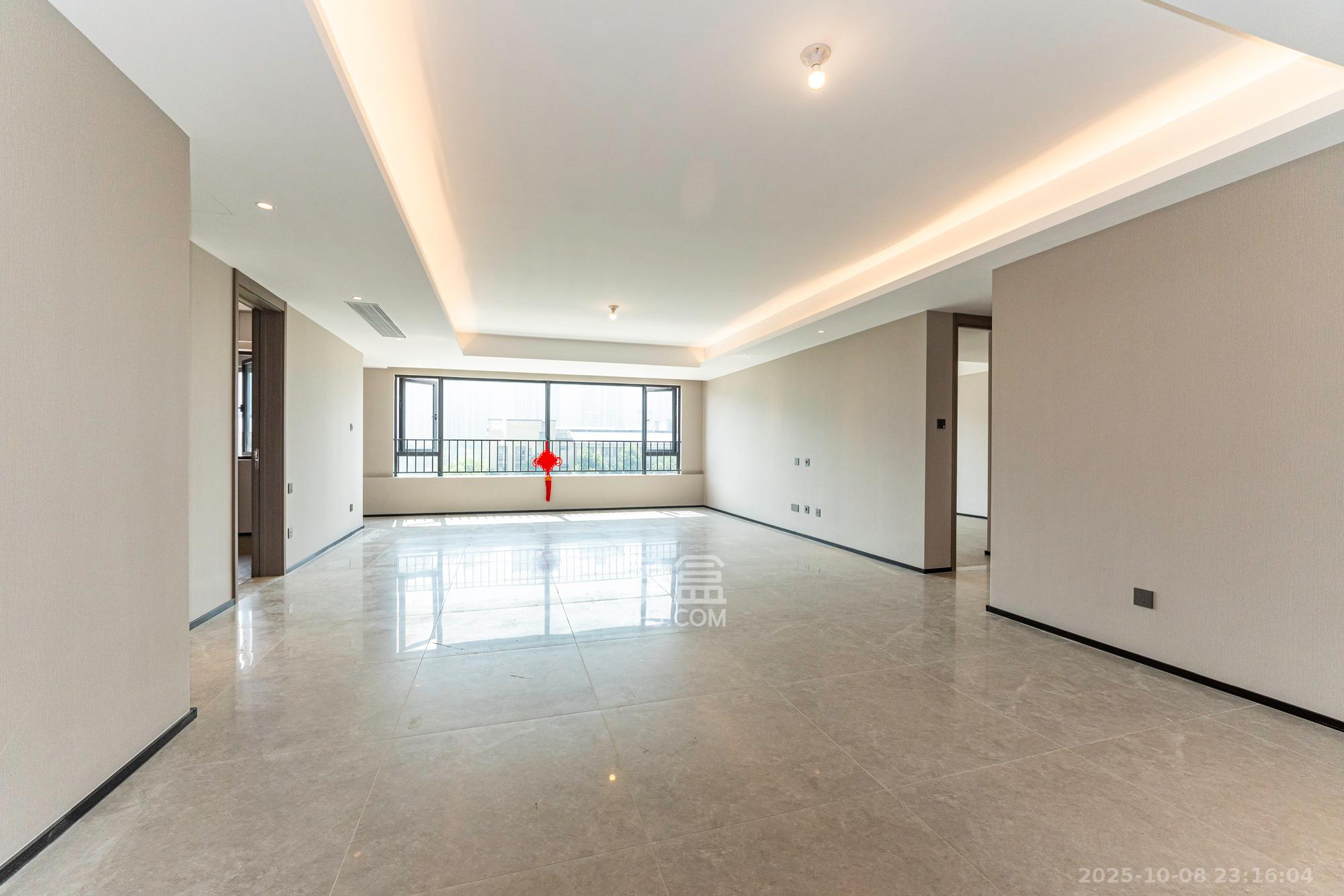 万科松湖天地  4室2厅2卫    196.0万客厅