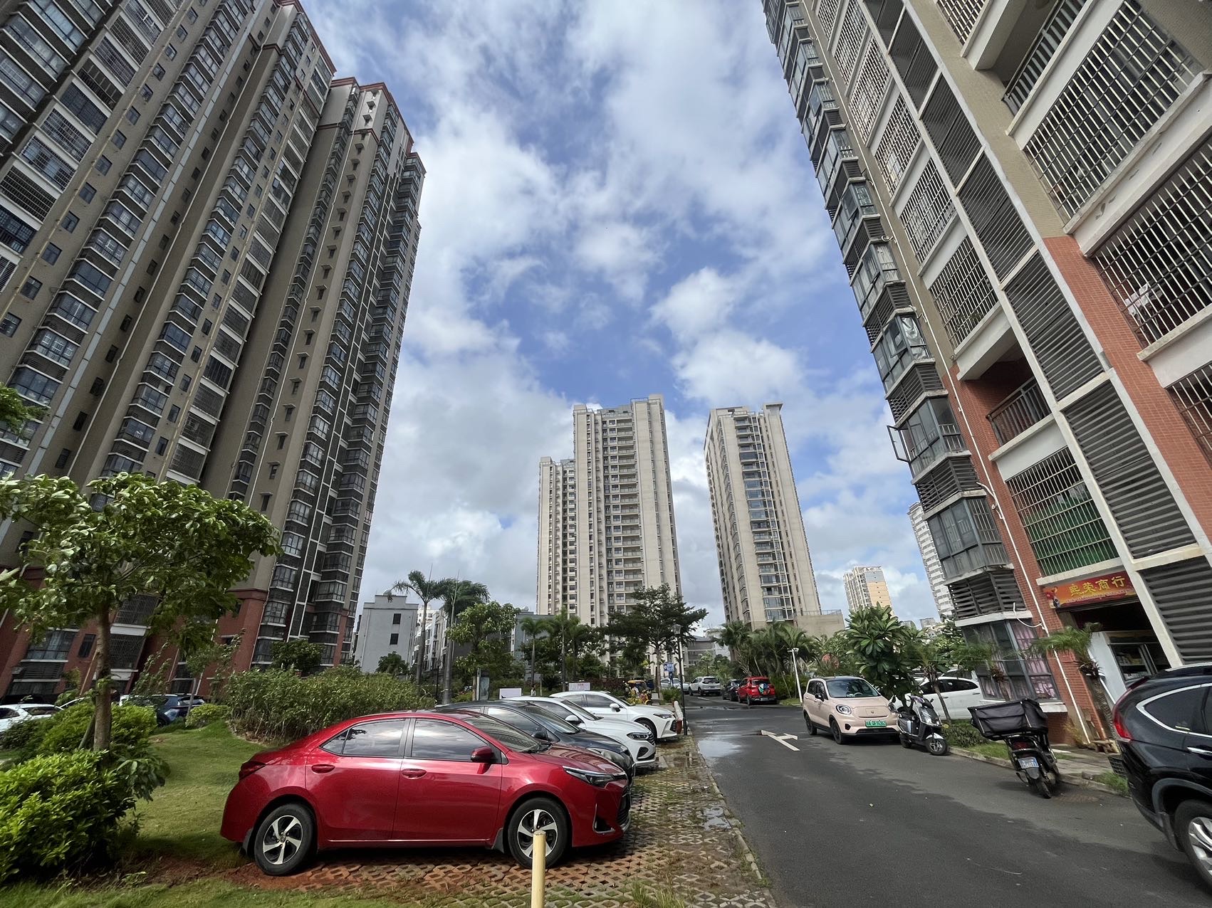 红城湖延长线（别名：滨江华庭）  3室2厅2卫    148.0万客厅