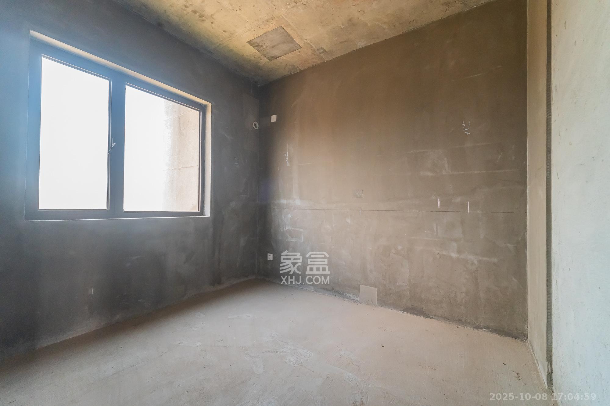 华润置地广场二期  4室2厅2卫    85.0万其他