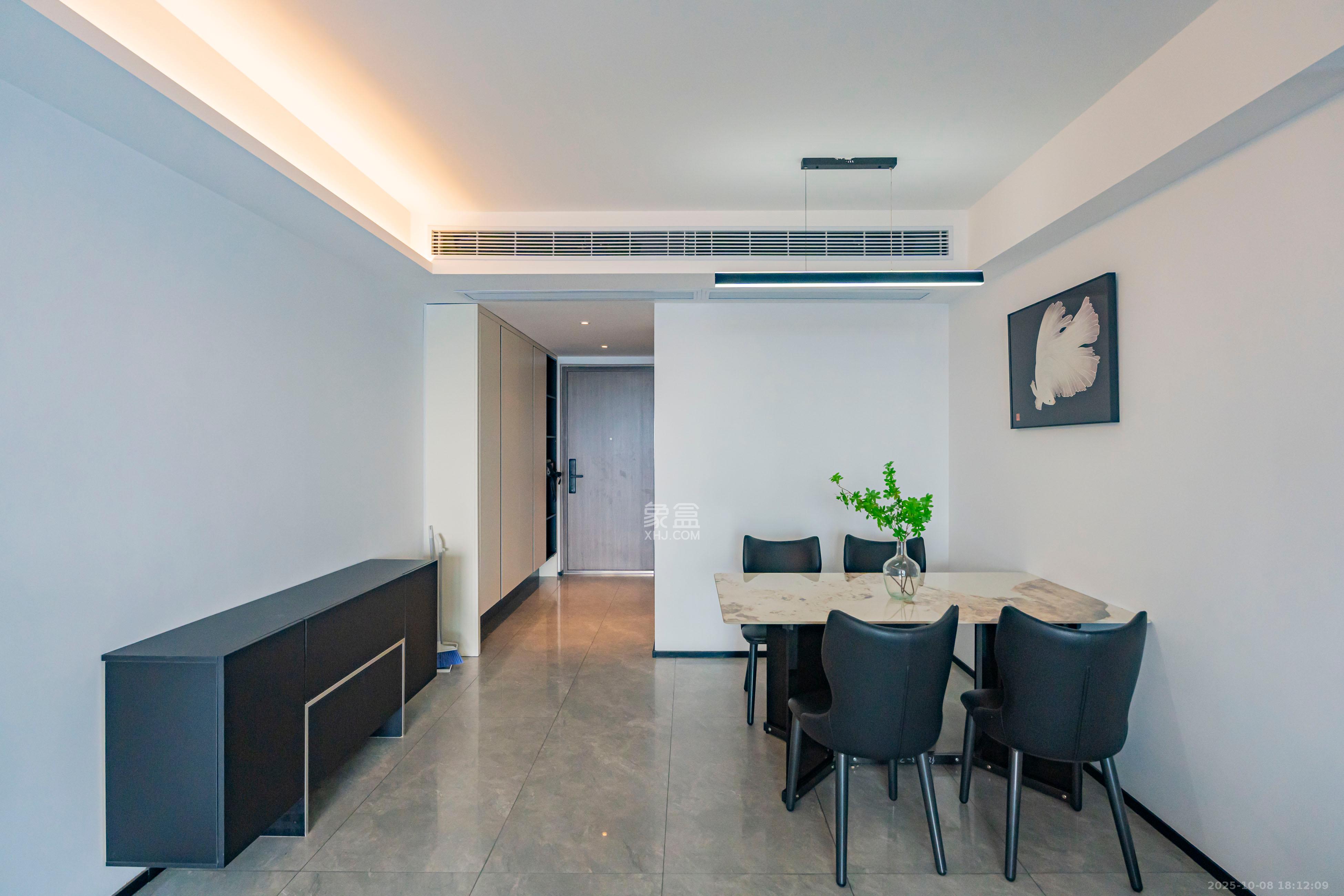 万科半岛国际  3室2厅1卫    130.0万客厅