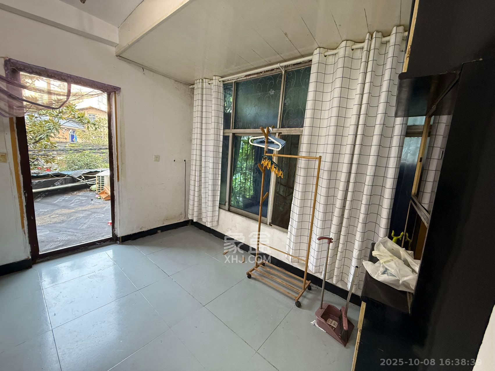 神龙歌舞剧院宿舍 1室1厅1卫 1500.0元/月 神龙歌舞剧院宿舍 1室1厅1卫 1500.0元/月室内图