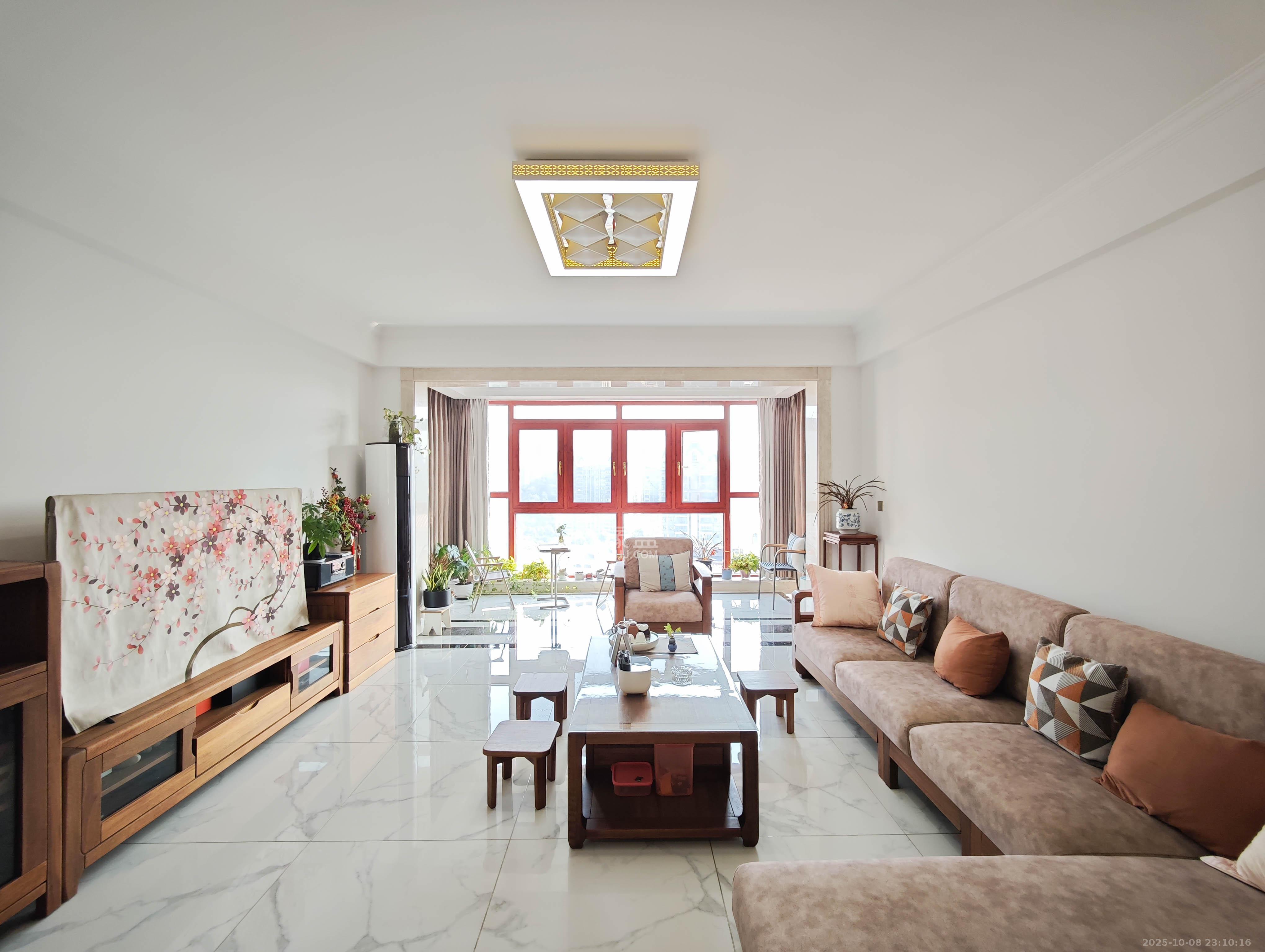 宏聚地中海  9室2厅5卫    310.0万 宏聚地中海  9室2厅5卫    310.0万客厅