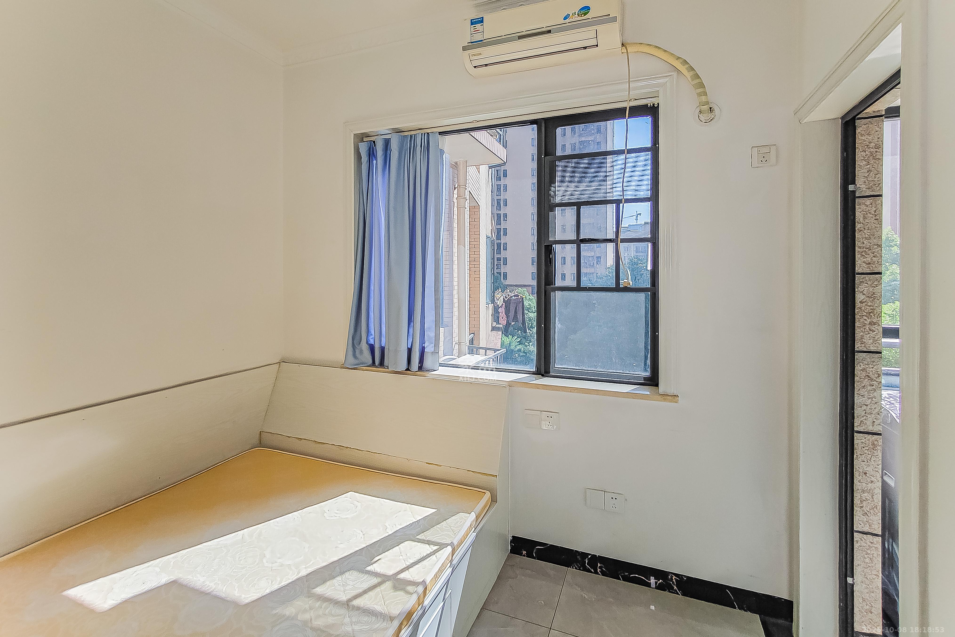 兴威帕克水岸 3室2厅2卫 97.0万 兴威帕克水岸 3室2厅2卫 97.0万阳台