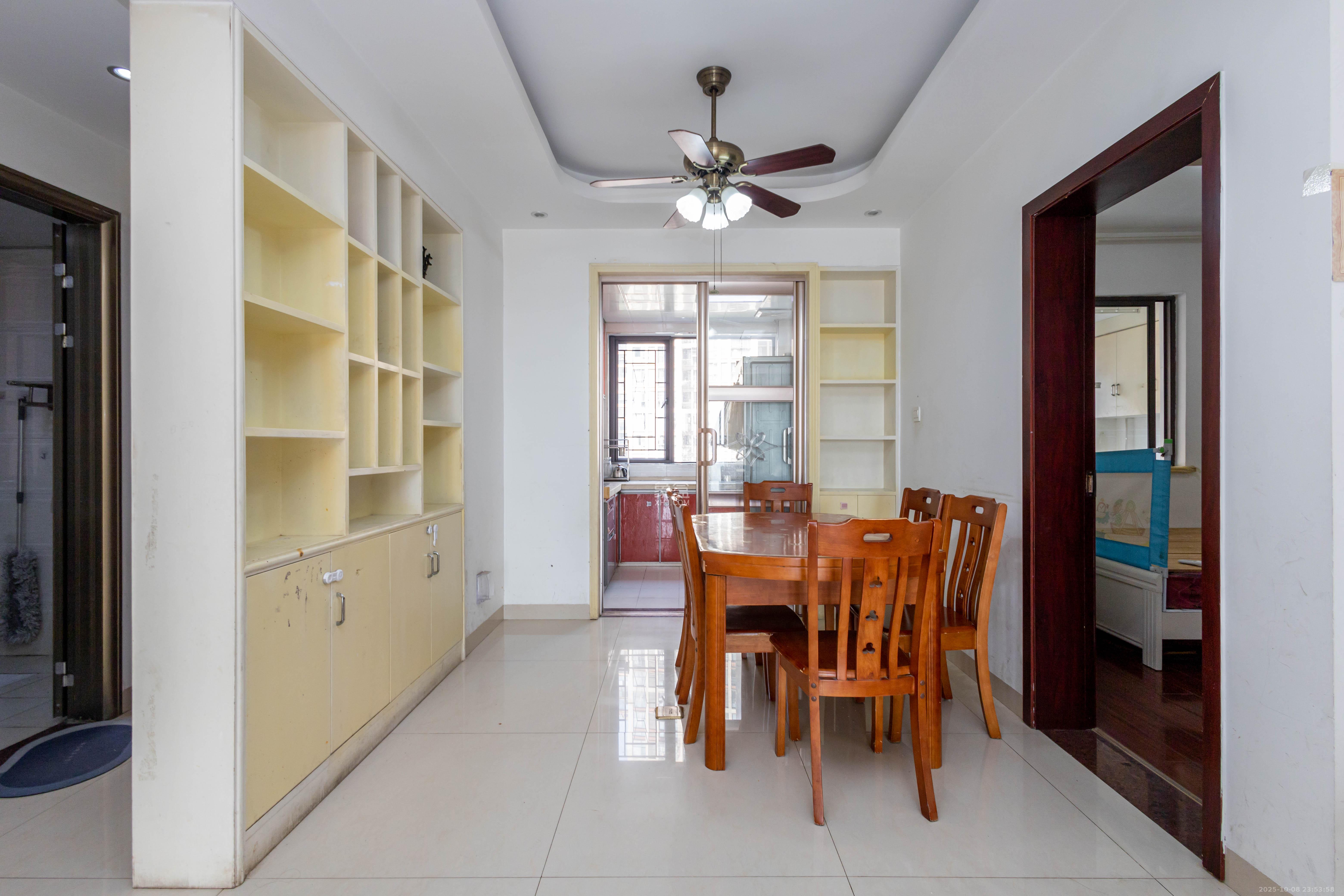 旭辉华庭 3室2厅2卫 69.8万 旭辉华庭 3室2厅2卫 69.8万客厅