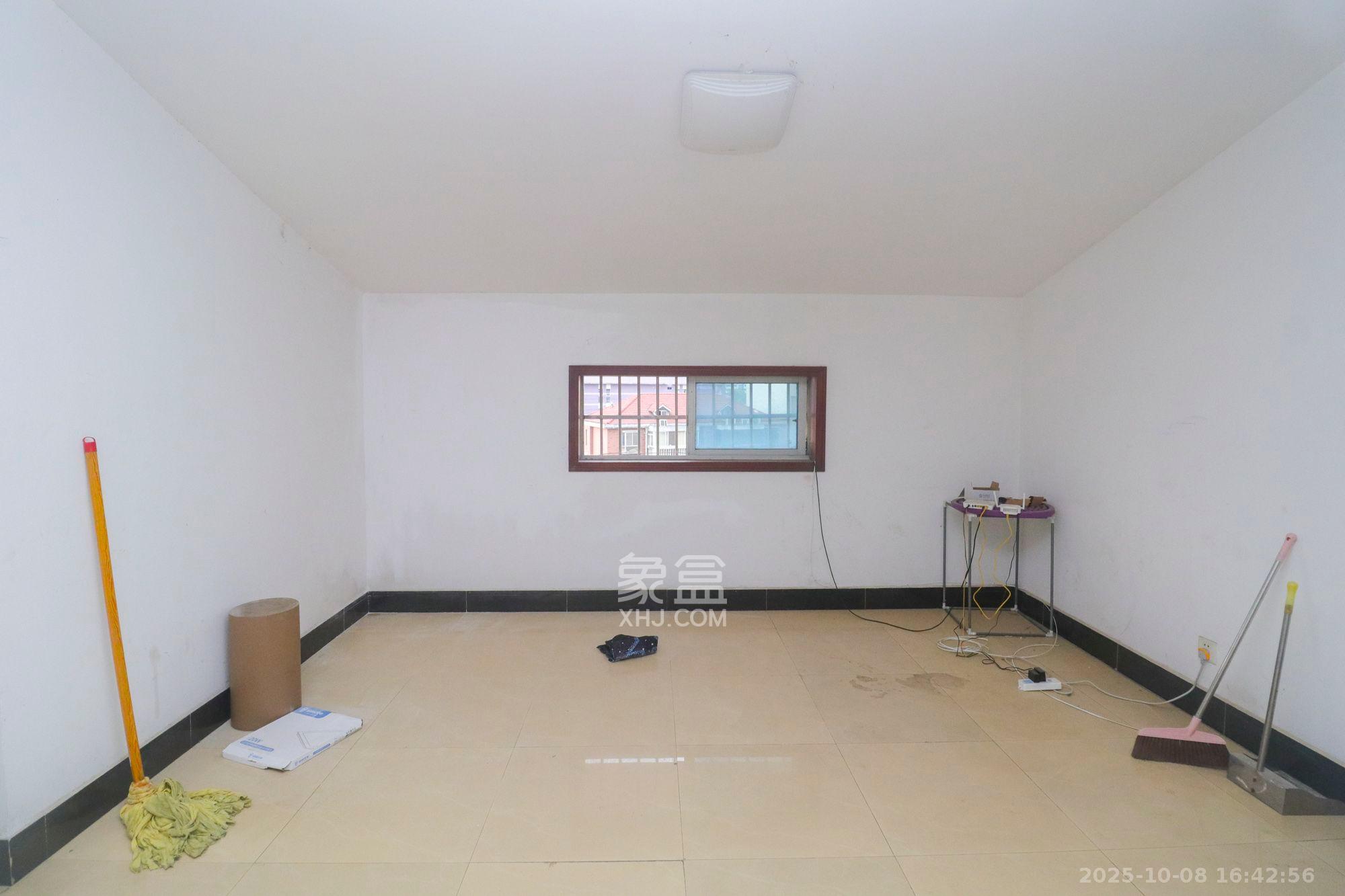 新雅园 6室2厅1卫 3400.0元/月 新雅园 6室2厅1卫 3400.0元/月室内图